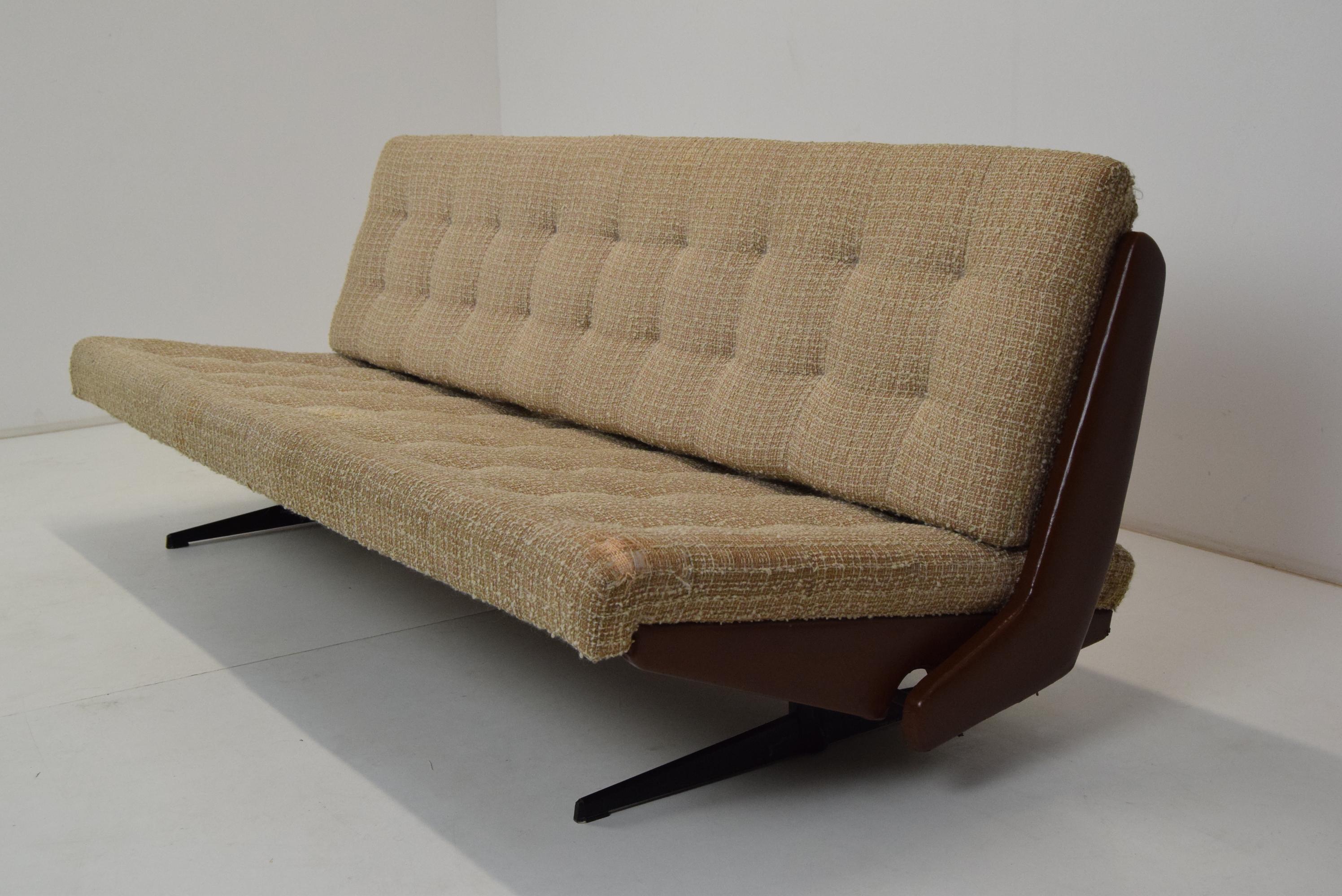 Made in Czechoslovakia
Made of fabric, metal, leatherette
Suitable for upholstery
Measures: Daybed: Height:35cm
 :Depth :130cm
Fabric and leatherette is torn in places
Original condition.
      