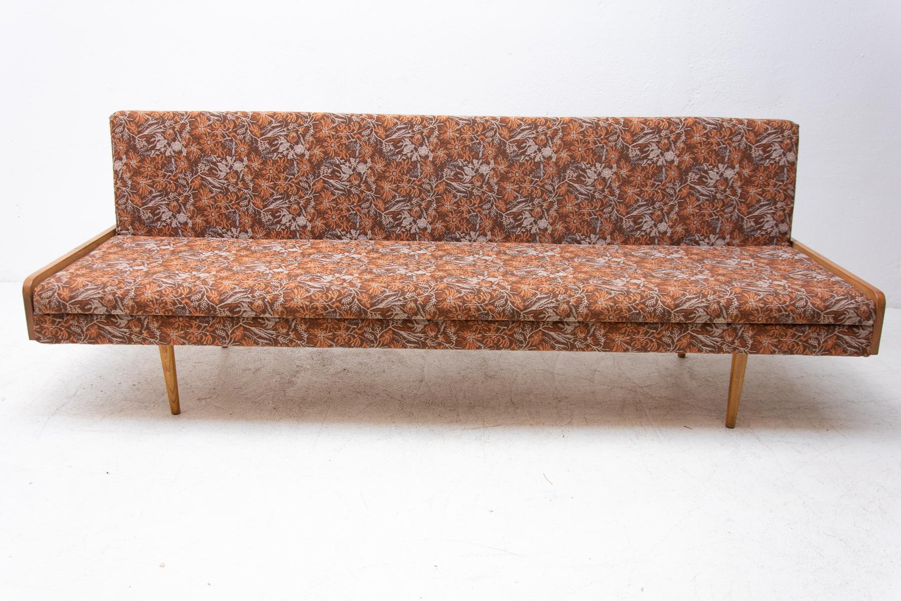 Very interesting mid century couch/sofabed, made in the former Czechoslovakia in the 1960´s. Material: beech wood, fabric. The sofa is in very good vintage condition.

Measures: Sleeping area: 194×85 cm

Seat height: 37 cm.