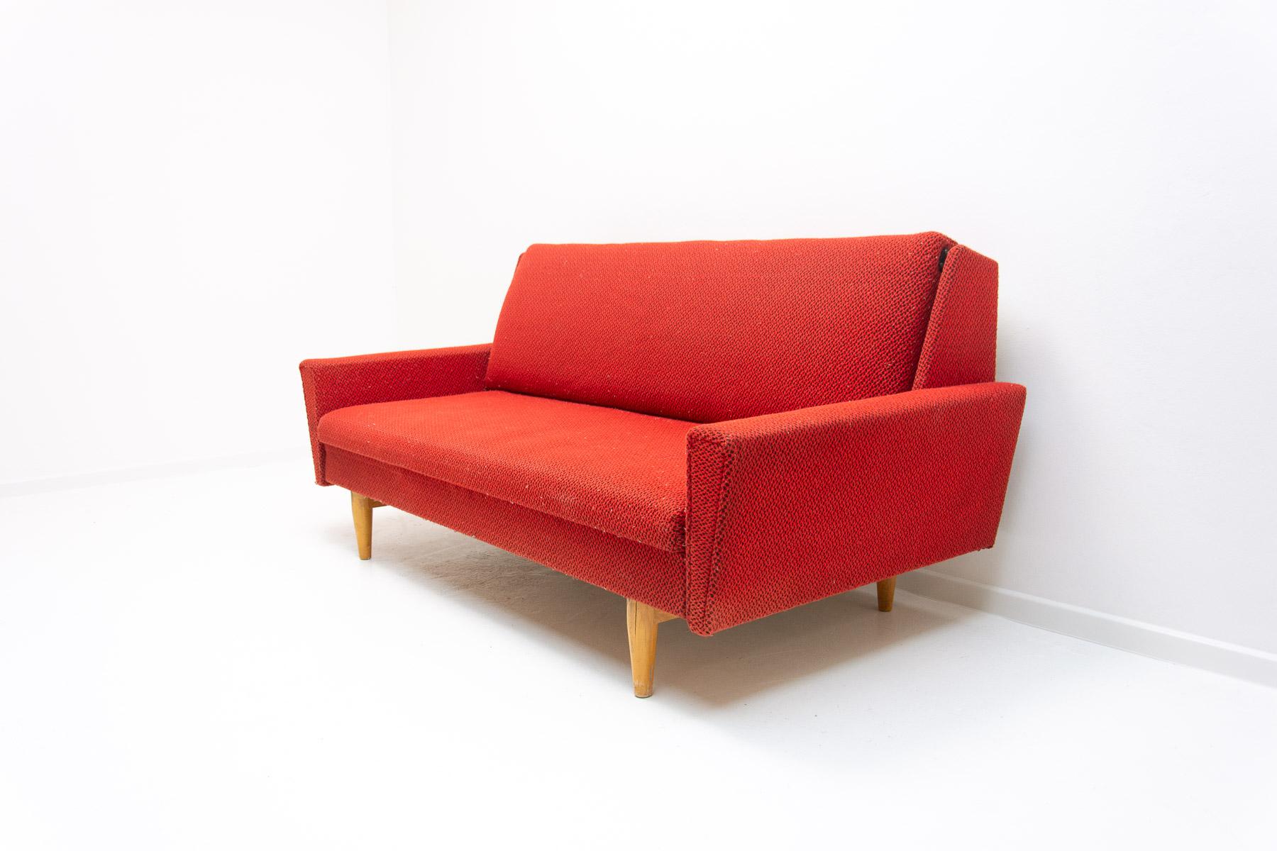 Dieses Sofa aus der Mitte des Jahrhunderts wurde in der ehemaligen Tschechoslowakei in den 1960er Jahren hergestellt.

MATERIAL: Holz, Stoff.

Das Sofa ist in gutem Vintage-Zustand mit leichten Alters- und Gebrauchsspuren.

Höhe: 78 cm

Länge: 171