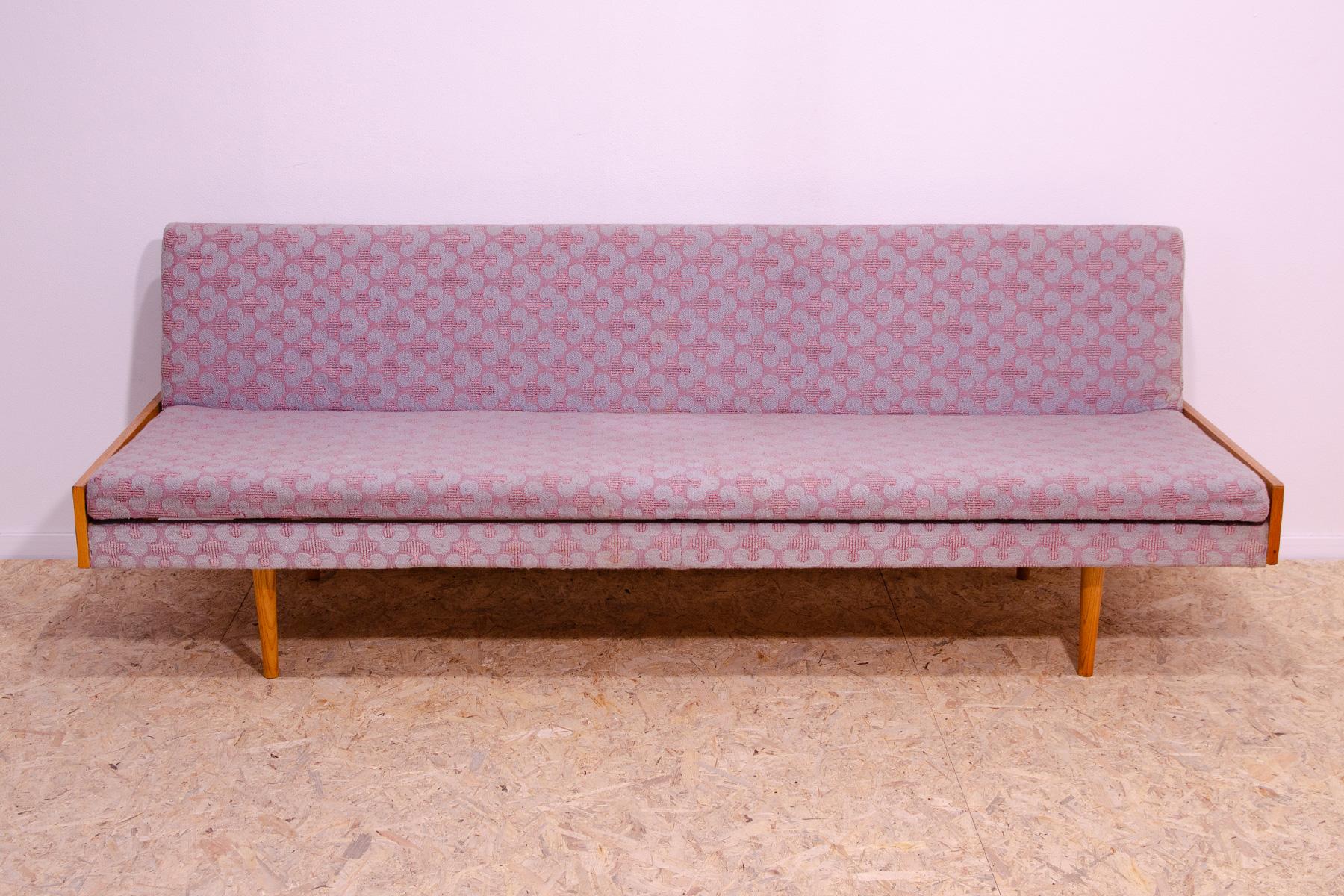 Ce canapé/sofabed du milieu du siècle, fabriqué dans l'ancienne Tchécoslovaquie dans les années 1960. MATERIAL : bois de Beeche, tissu. Le canapé est en très bon état Vintage, montre des signes d'âge et d'utilisation.

Hauteur : 72 cm

Longueur :