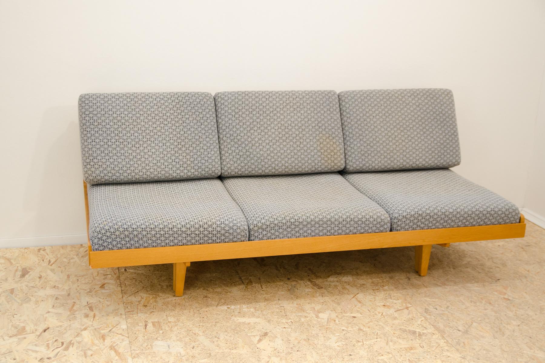 Schlafsofa aus der Mitte des Jahrhunderts, hergestellt in der ehemaligen Tschechoslowakei. Das Sofa ist in sehr gutem Zustand, der Stoff hat an einigen Stellen kleine Flecken, eine Neupolsterung, die wir anbieten können, wäre geeignet. MATERIAL: