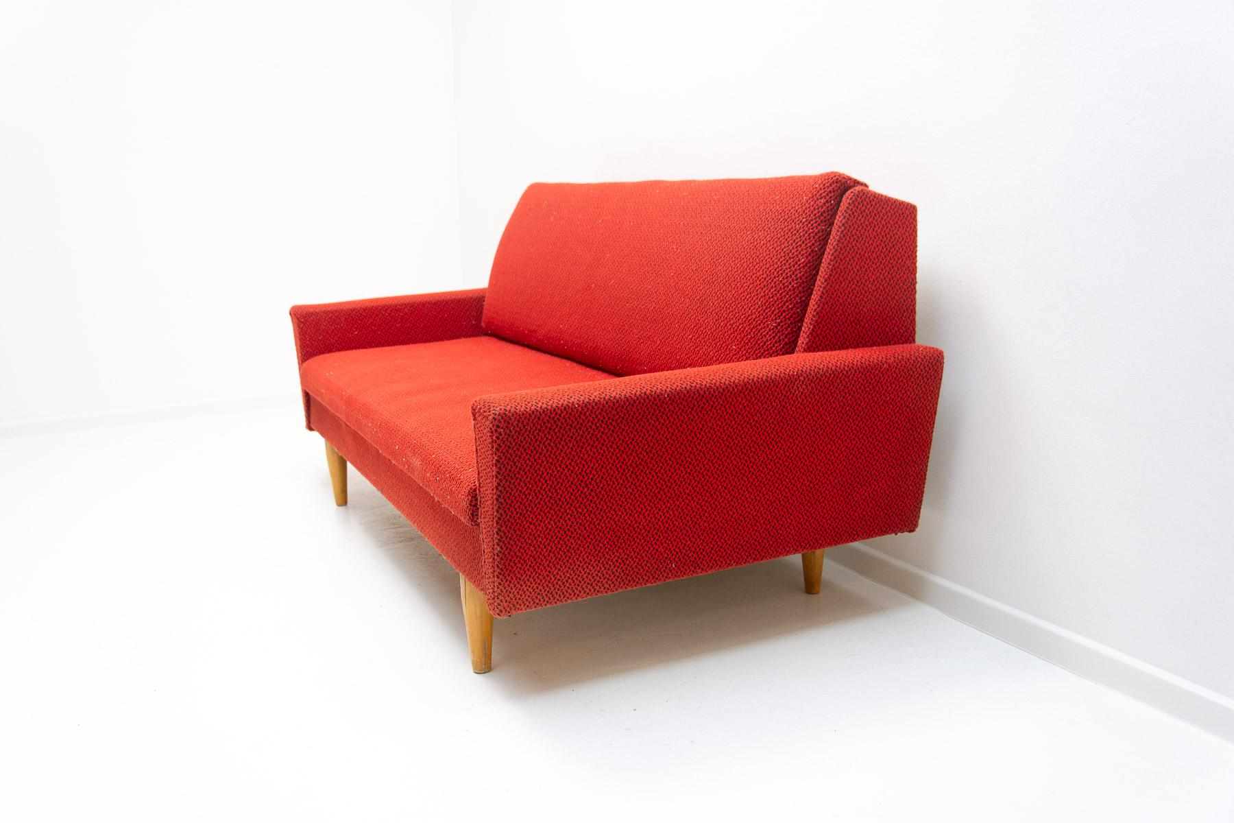 Mid century folding sofabed, 1960´s, Czechoslovakia In Good Condition For Sale In Prague 8, CZ