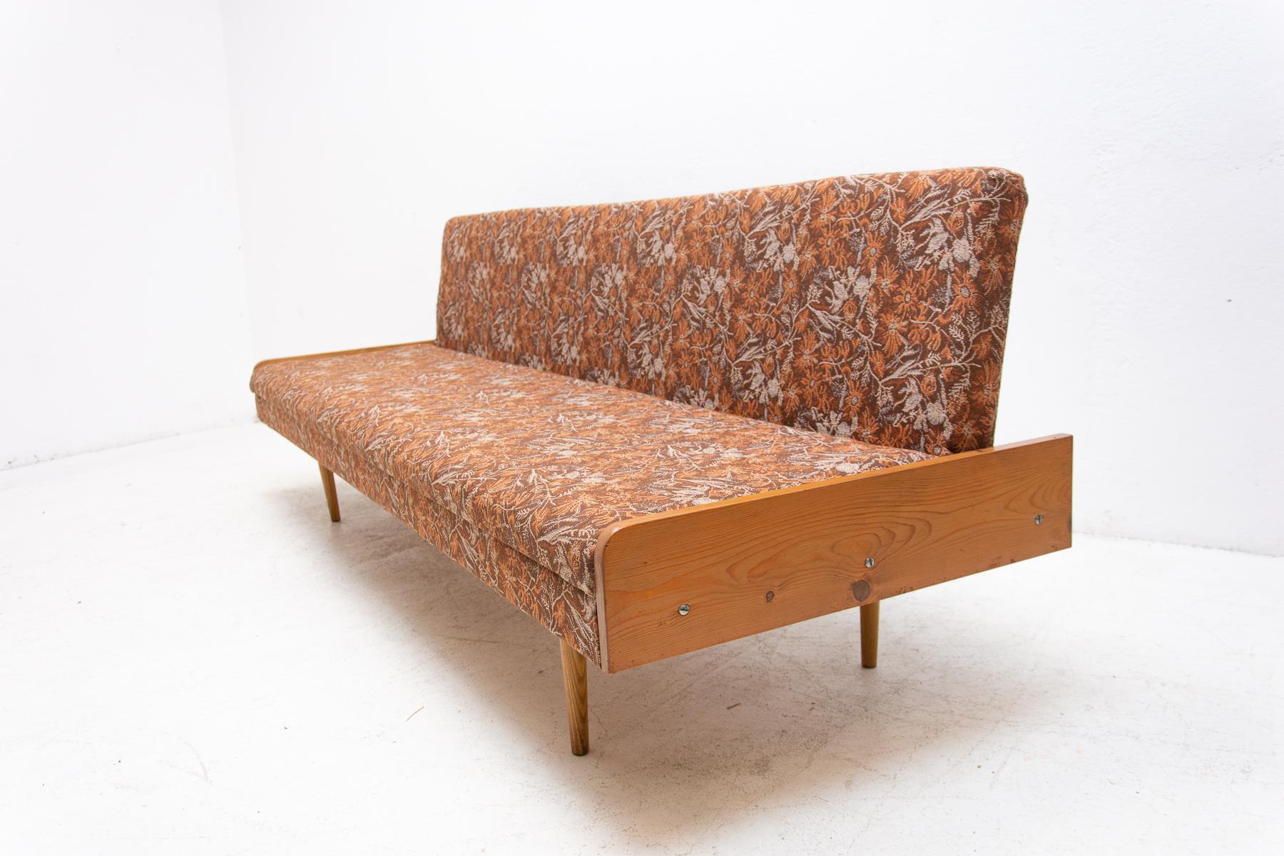 Mid Century Folding Sofabed, 1960´s, Czechoslovakia In Good Condition In Prague 8, CZ