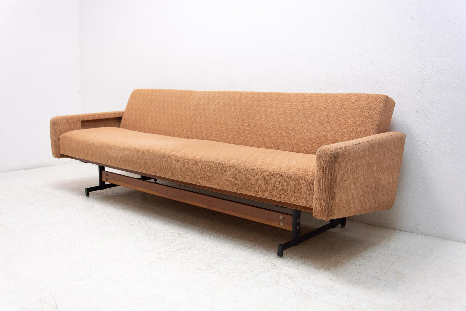 Mid century sofa bed, made in the former Czechoslovakia in the 1970´s. This sofa has a wooden and iron structure, is in good preserved condition, the upholstery shows signs of age and using.

Lenght:     214 cm

Height:     70 cm
Depth:      73
