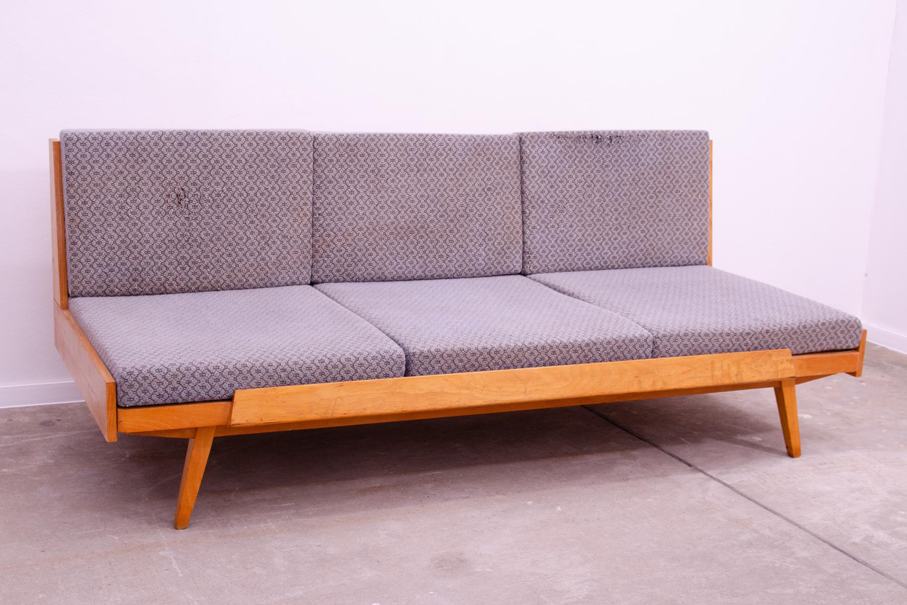 Schlafsofa aus der Mitte des Jahrhunderts, hergestellt in der ehemaligen Tschechoslowakei in den 1970er Jahren. Das Sofa ist aus Buchenholz gefertigt, es ist in gutem Zustand, der Stoff weist deutliche Alters- und Gebrauchsspuren auf und muss neu