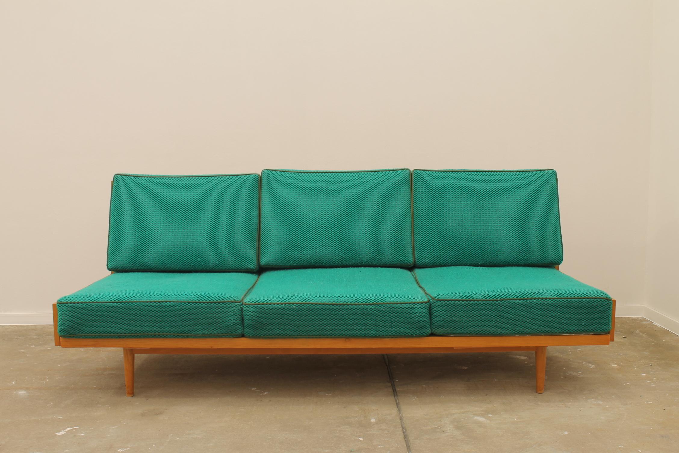 Schlafsofa aus der Mitte des Jahrhunderts, hergestellt in der ehemaligen Tschechoslowakei in den 1970er Jahren. Das Sofa hat eine Struktur aus Buchenholz, es ist in sehr gutem Zustand, zeigt leichte Alters- und Gebrauchsspuren.

Länge: 200