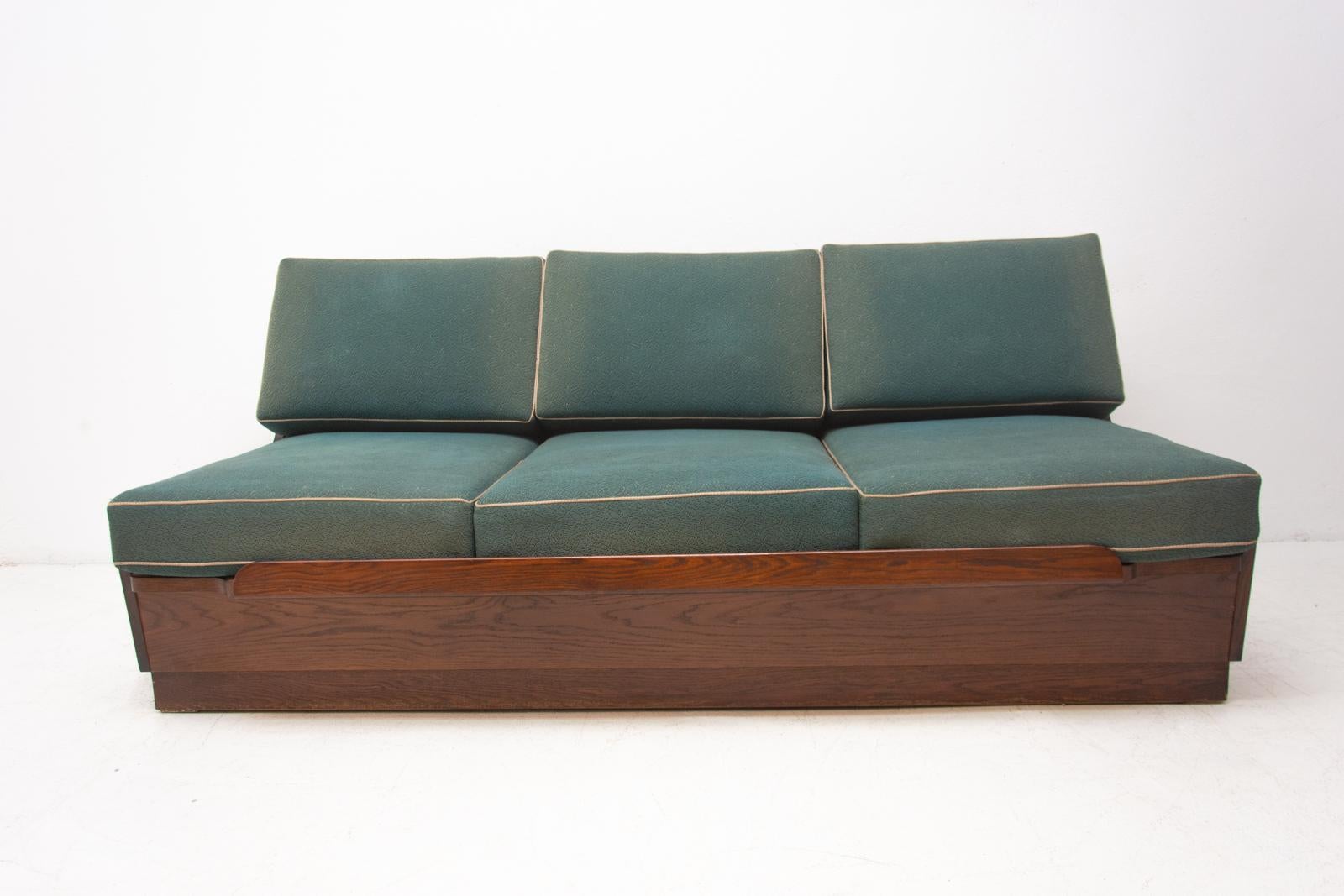 Midcentury Folding Sofabed by Interiér Praha, 1950s, Czechoslovakia In Good Condition In Prague 8, CZ