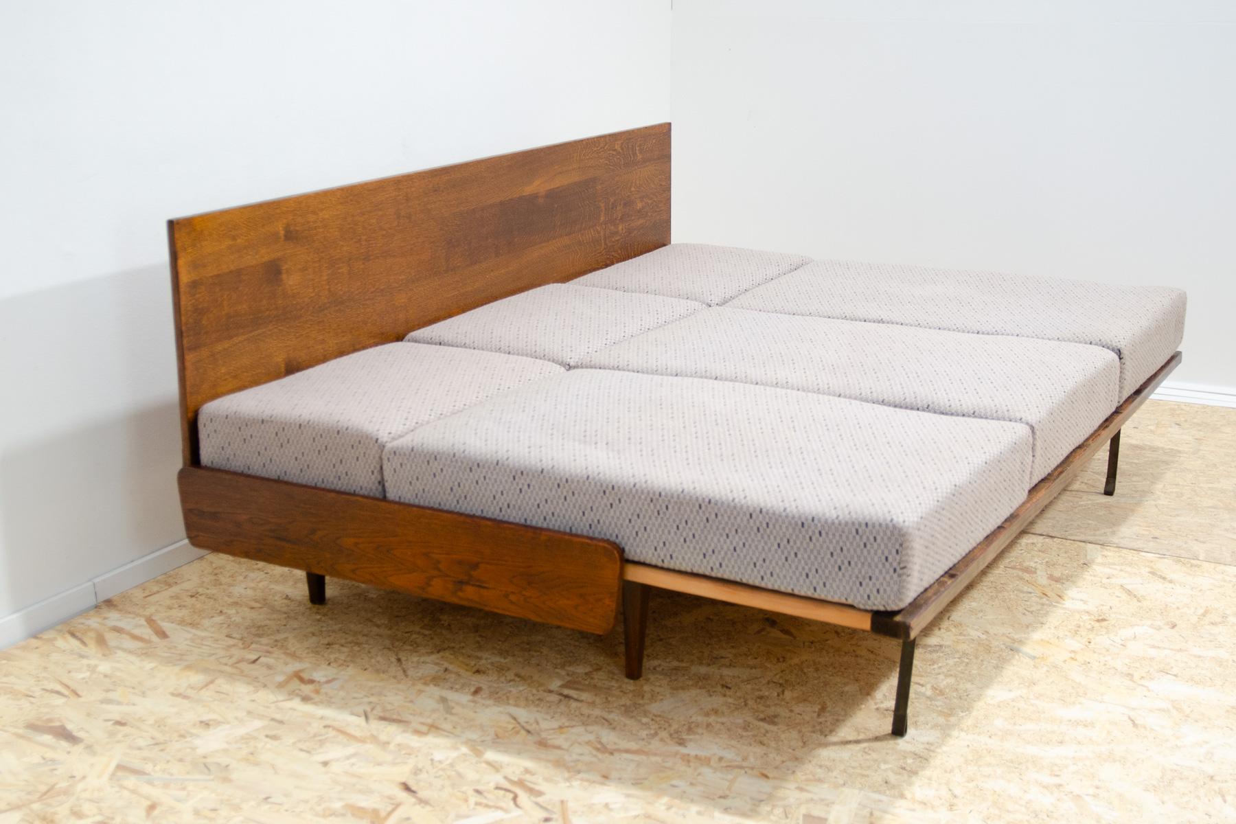 Canapé-lit pliant du milieu du siècle par Interiér Praha, années 1960, Tchécoslovaquie en vente 7
