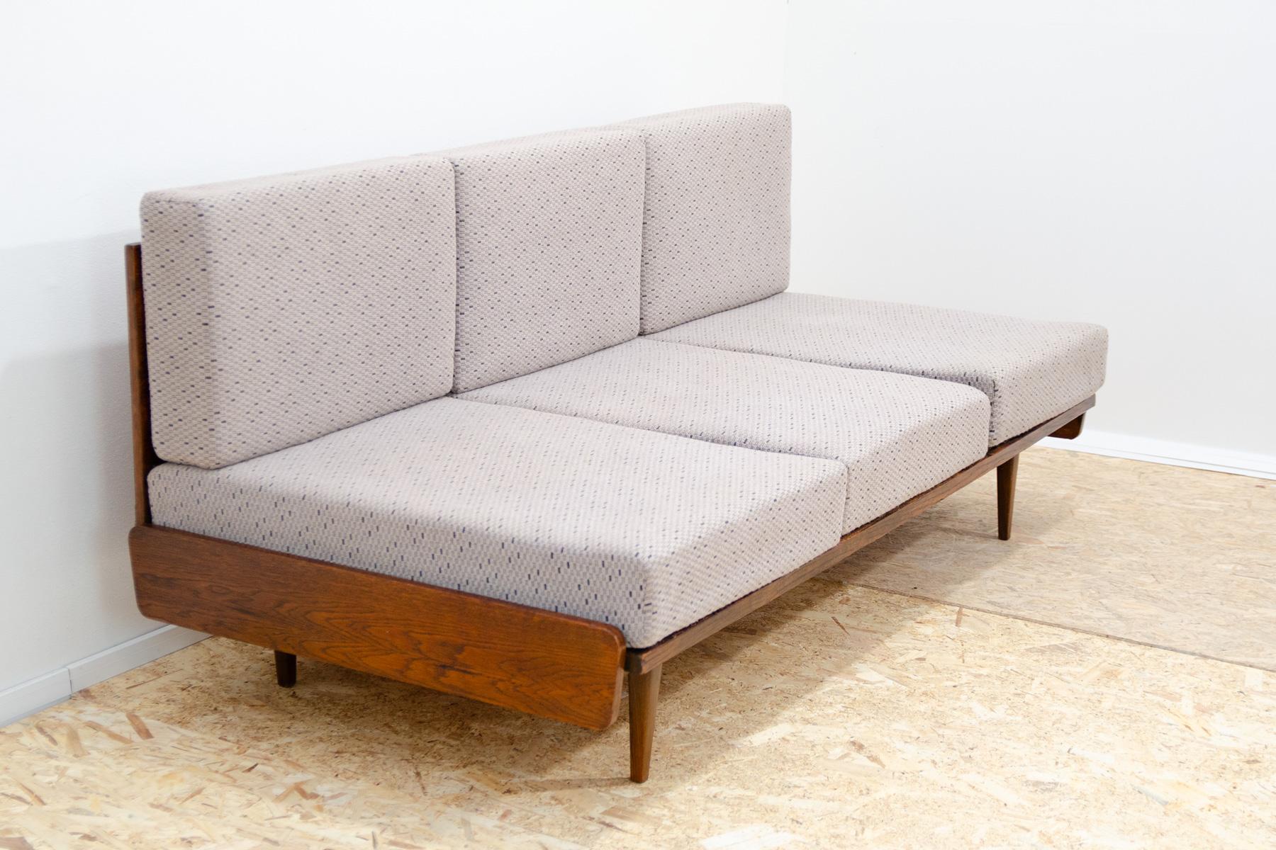 Mid century folding sofabed by Interiér Praha, 1960´s, Czechoslovakia In Good Condition For Sale In Prague 8, CZ