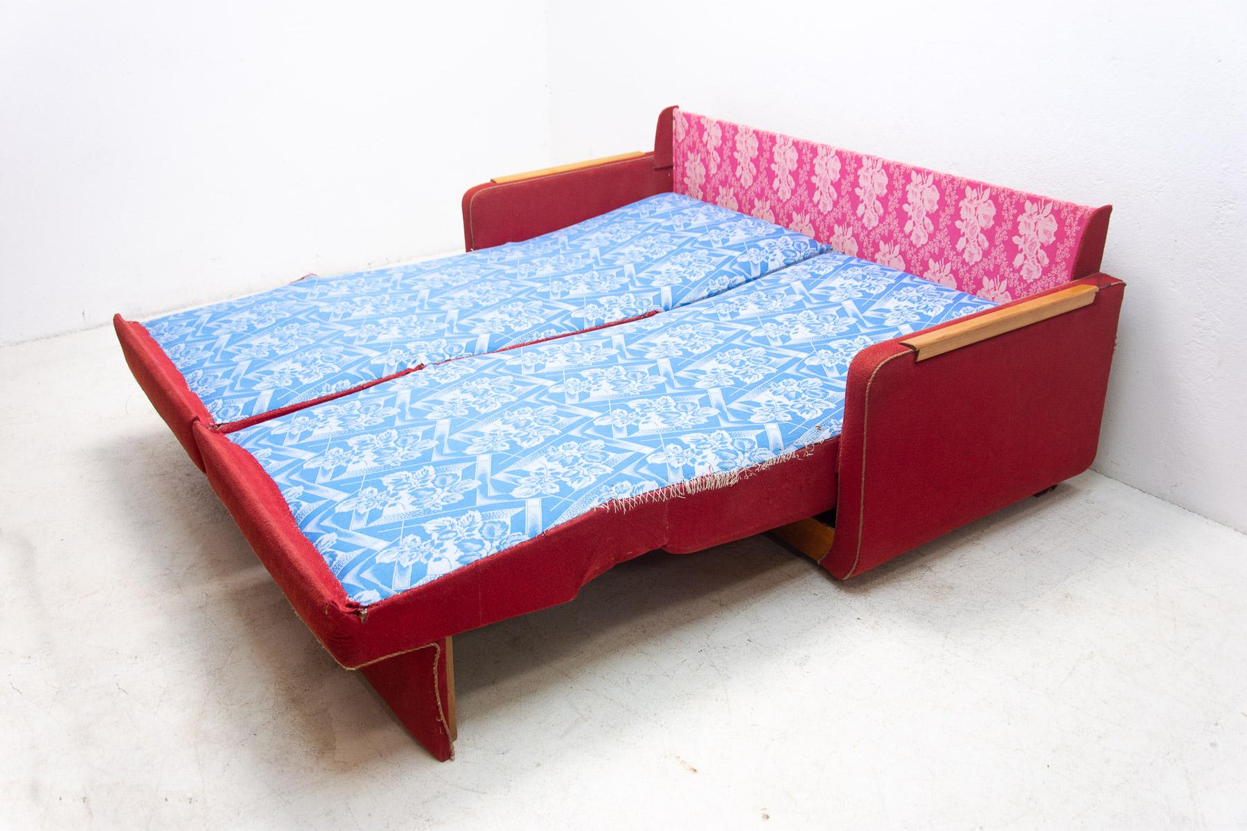 Mid-Century Folding Sofabed, Czechoslovakia, 1950s For Sale 10