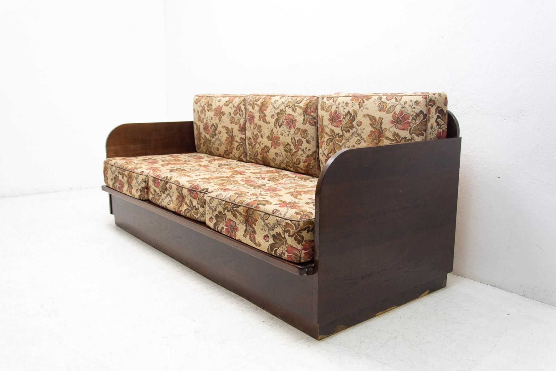  Mid Century Folding Sofabed, Czechoslovakia, 1950´S In Good Condition For Sale In Prague 8, CZ