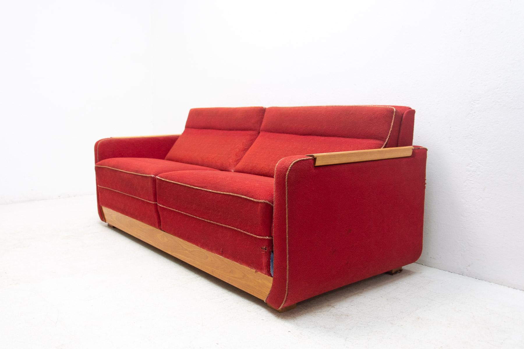 Mid-Century Folding Sofabed, Czechoslovakia, 1950s In Good Condition For Sale In Prague 8, CZ