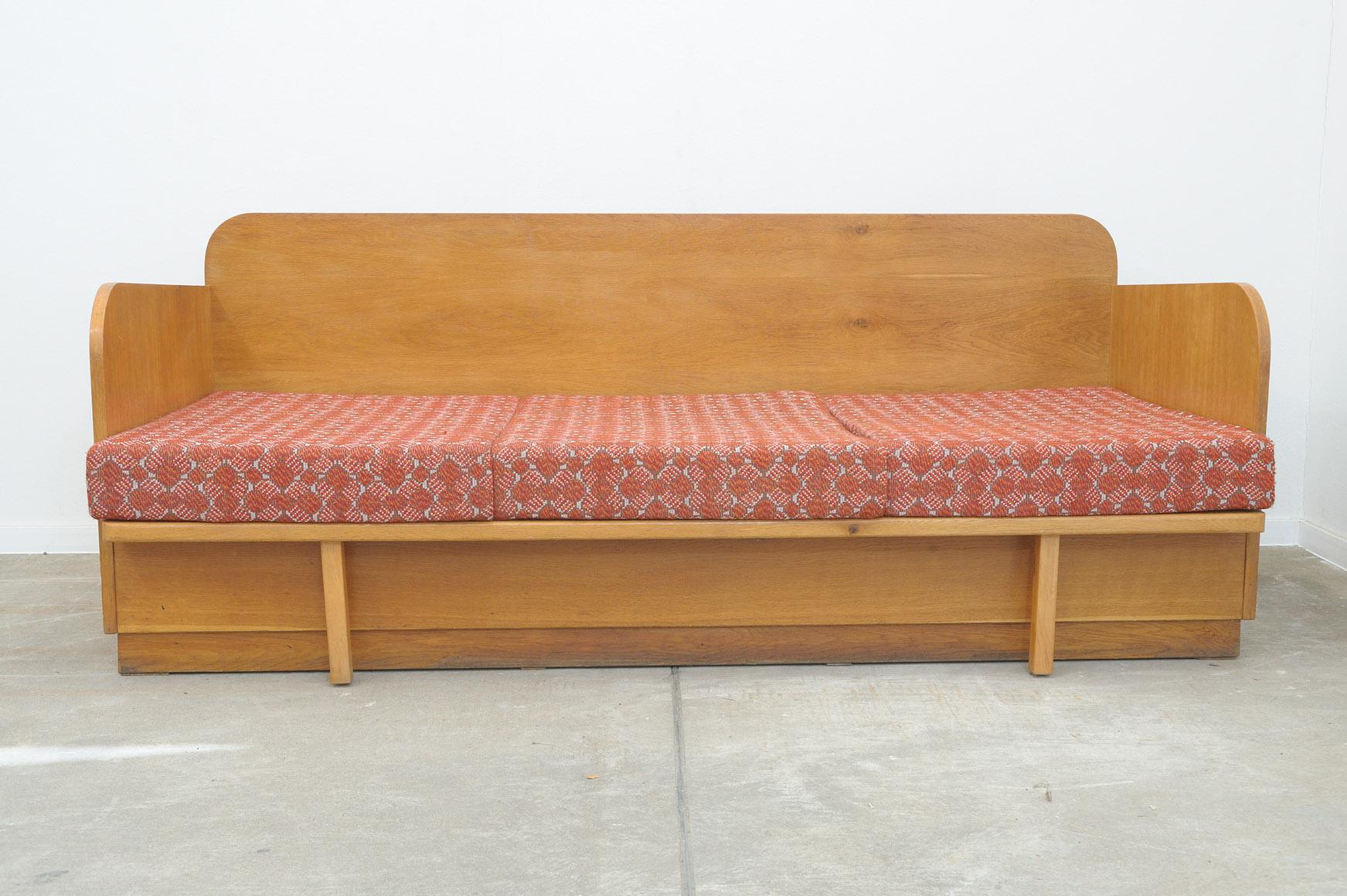  Klappbares Sofabett aus der Mitte des Jahrhunderts, Tschechoslowakei, 1950er Jahre (Furnier)