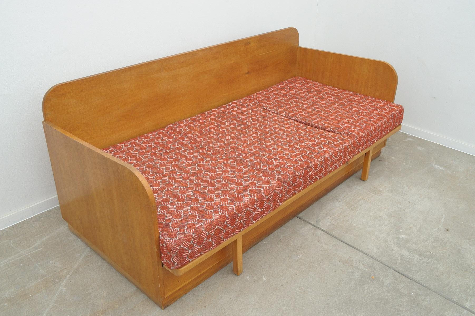  Klappbares Sofabett aus der Mitte des Jahrhunderts, Tschechoslowakei, 1950er Jahre im Zustand „Gut“ in Prague 8, CZ