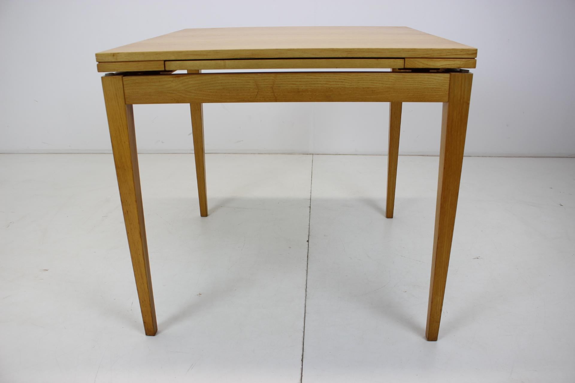Mid-Century Folding Table Czechoslovakia, 1970's In Good Condition For Sale In Praha, CZ