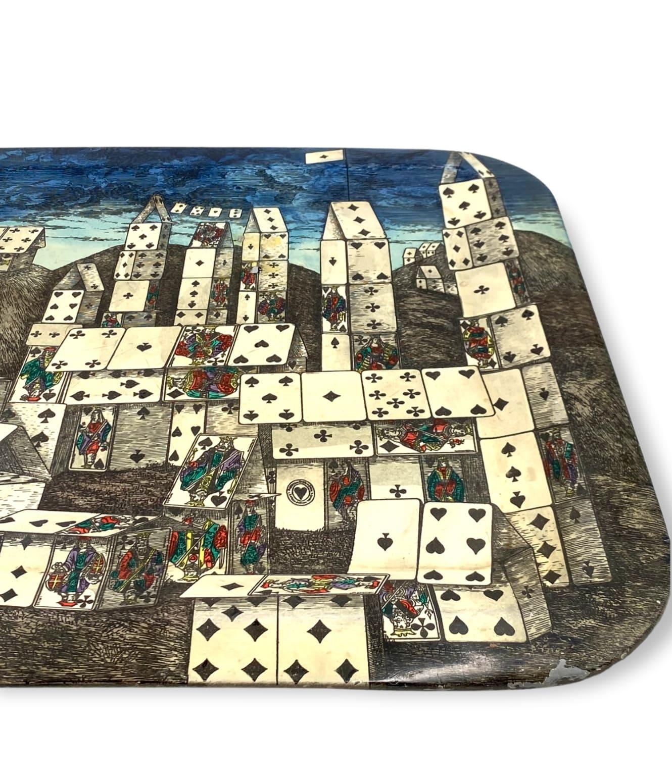 Klappbarer Tabletttisch aus der Mitte des Jahrhunderts „Stadt der Karten“, Piero Fornasetti Italien 1950er Jahre im Angebot 8