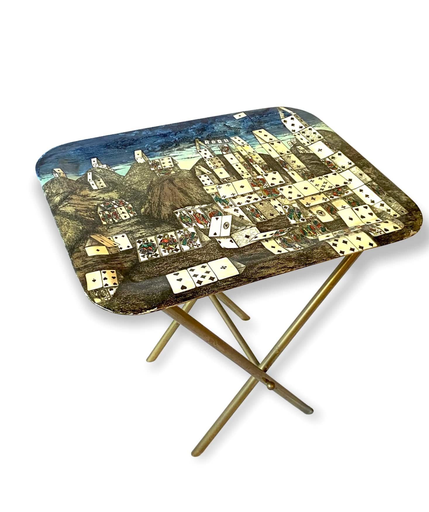Klappbarer Tabletttisch aus der Mitte des Jahrhunderts „Stadt der Karten“, Piero Fornasetti Italien 1950er Jahre im Angebot 13