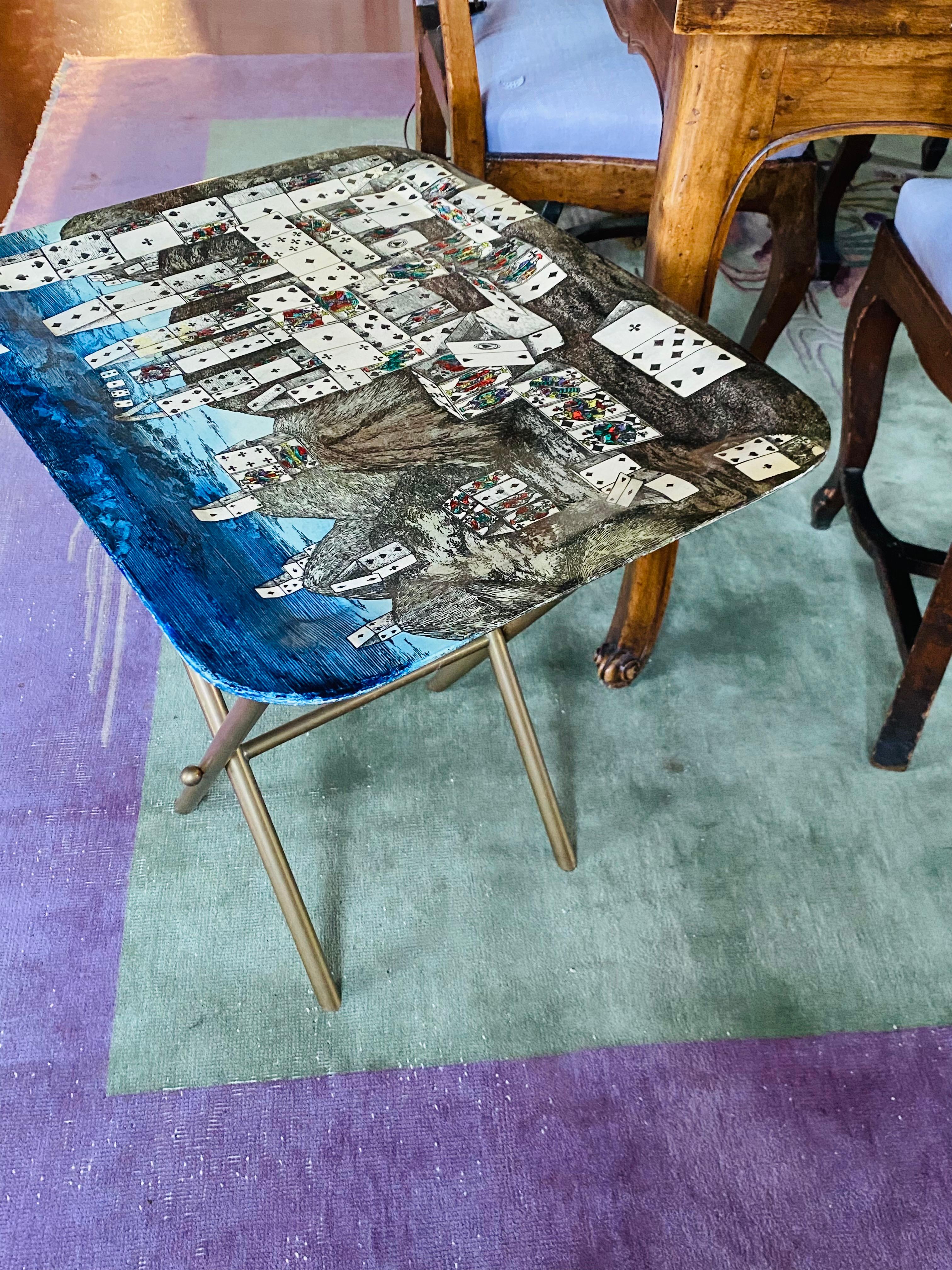 Klappbarer Tabletttisch aus der Mitte des Jahrhunderts „Stadt der Karten“, Piero Fornasetti Italien 1950er Jahre (Moderne der Mitte des Jahrhunderts) im Angebot