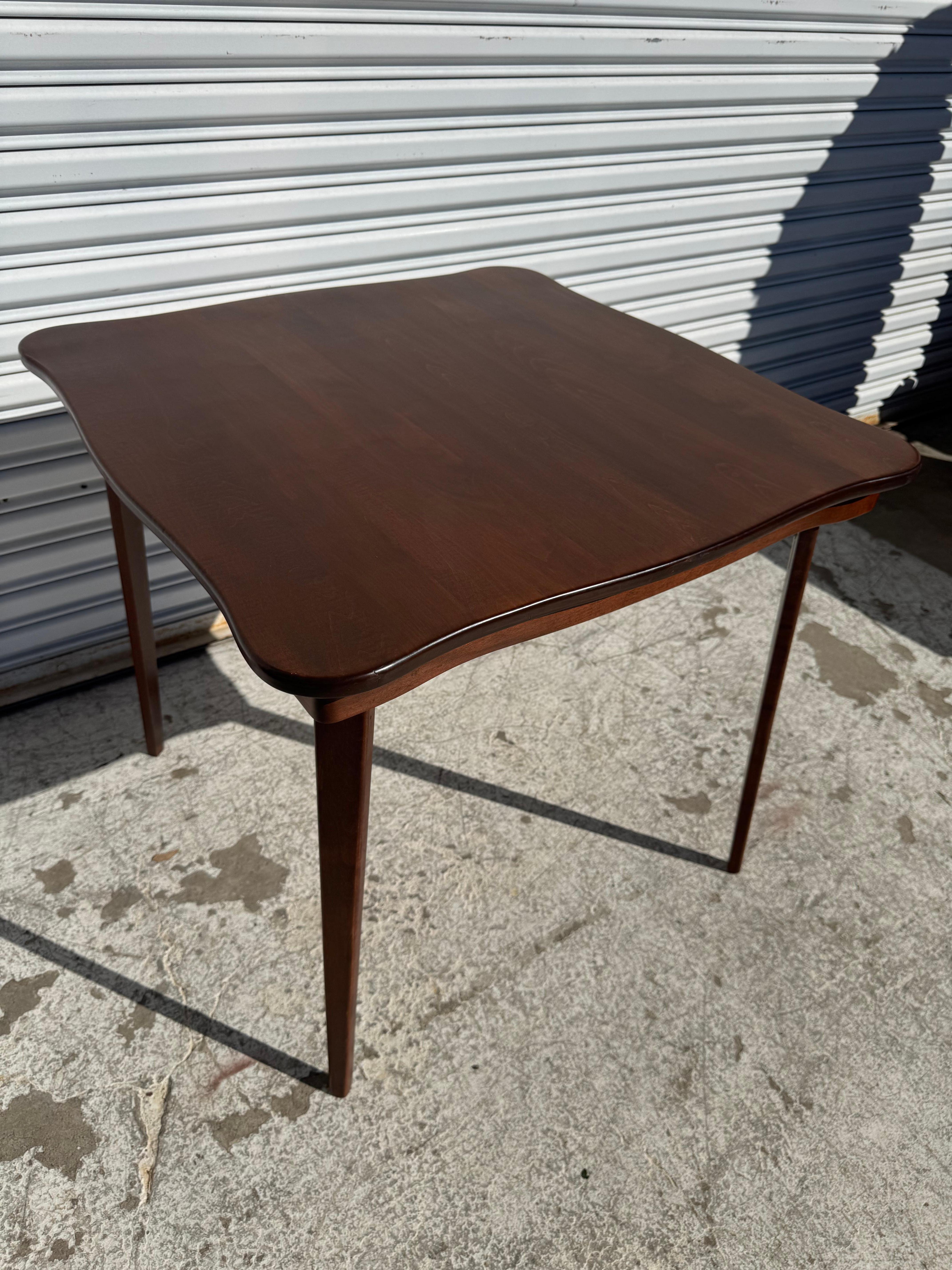 Mid-Century Modern Table de salle à manger pliante en noyer du milieu du siècle par Stakmore Co. en vente