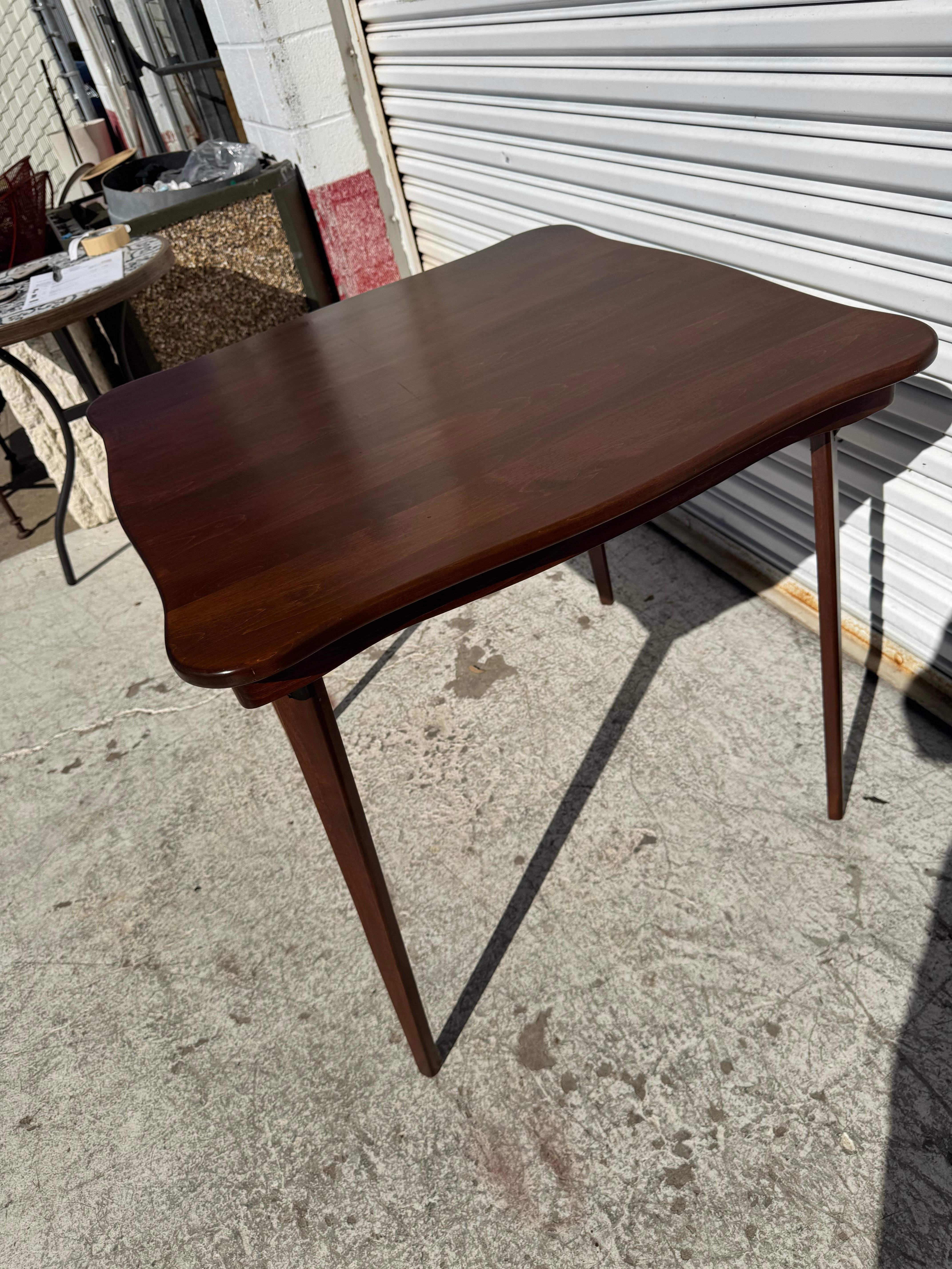 Américain Table de salle à manger pliante en noyer du milieu du siècle par Stakmore Co. en vente