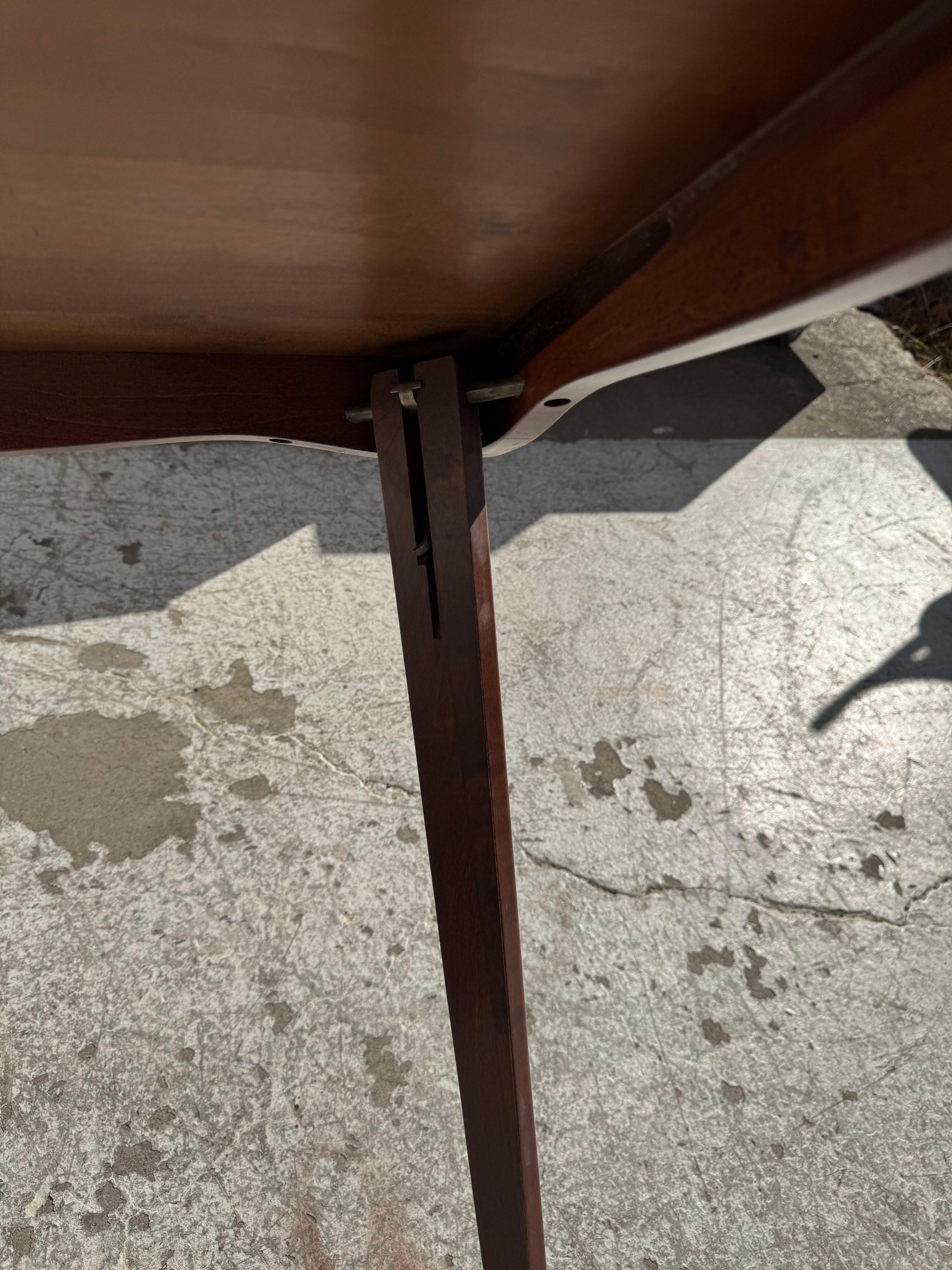 20ième siècle Table de salle à manger pliante en noyer du milieu du siècle par Stakmore Co. en vente