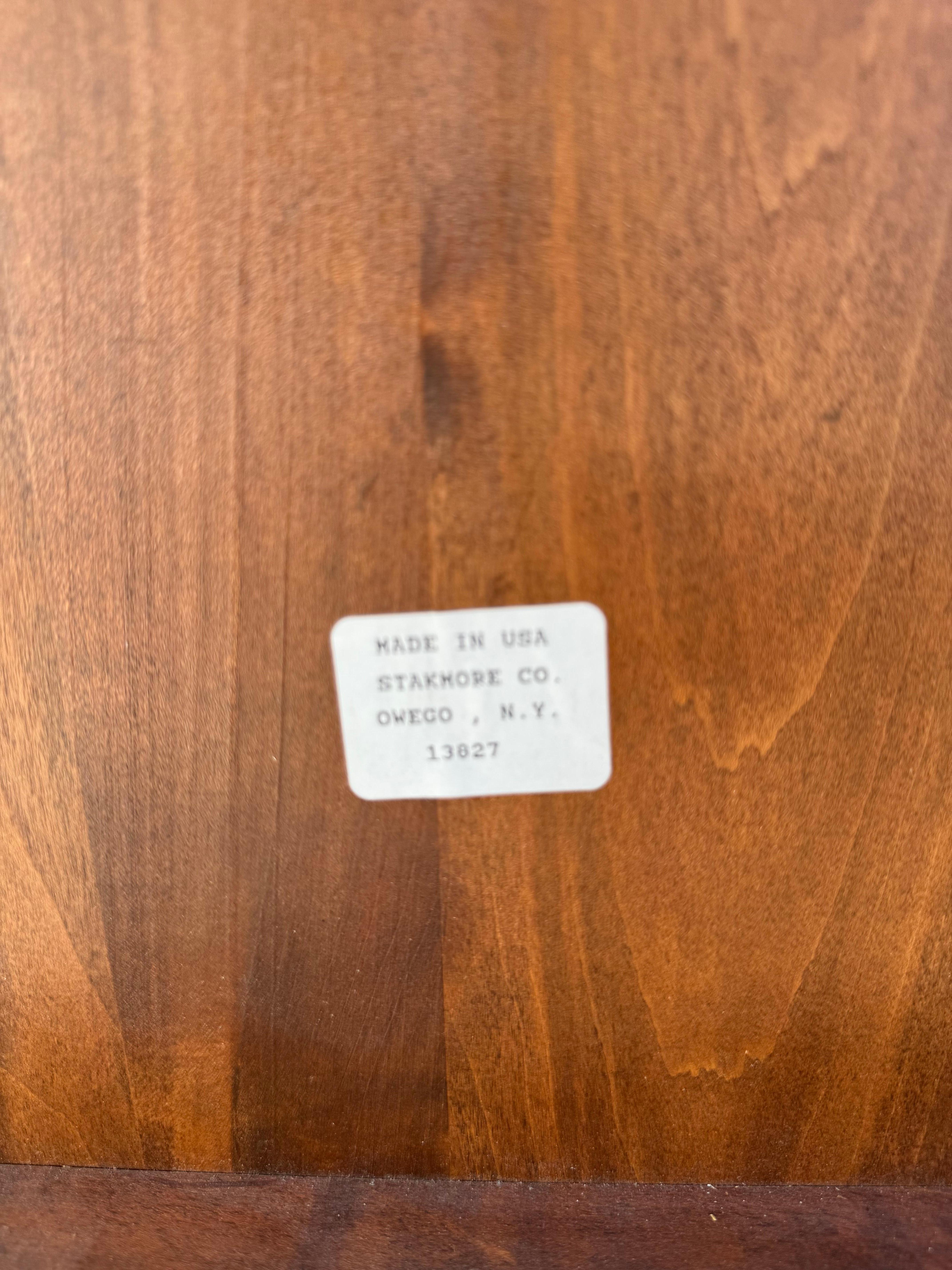 Noyer Table de salle à manger pliante en noyer du milieu du siècle par Stakmore Co. en vente