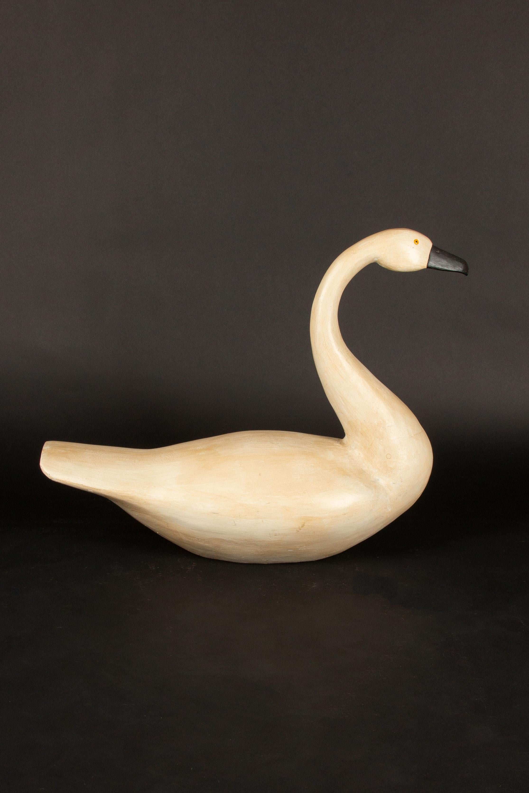 Arte popolare Esca cigno intagliata a mano in stile Folk Art Carved di metà secolo in vendita
