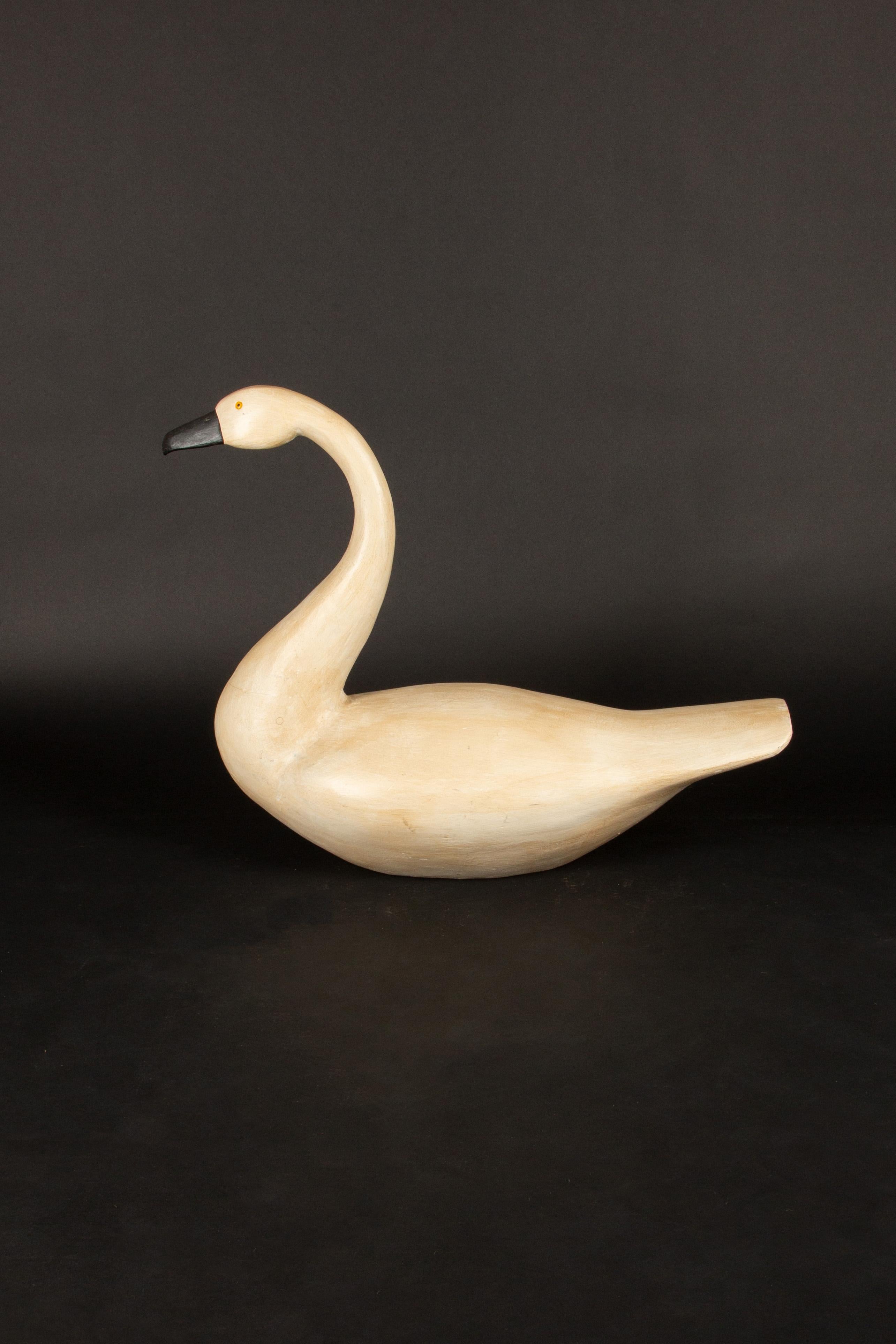 Americano Esca cigno intagliata a mano in stile Folk Art Carved di metà secolo in vendita
