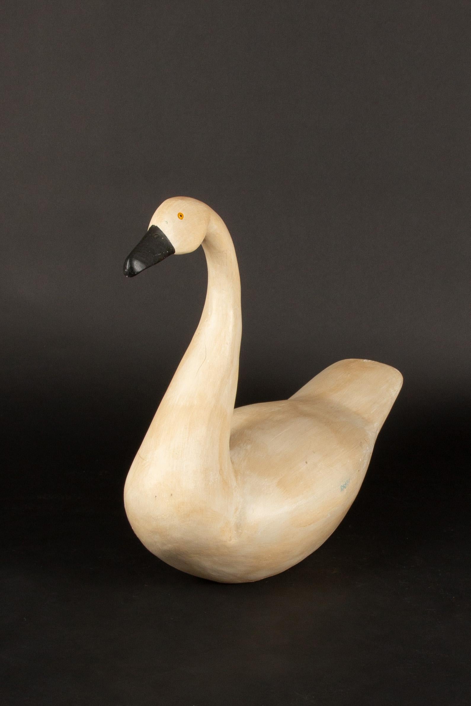 XX secolo Esca cigno intagliata a mano in stile Folk Art Carved di metà secolo in vendita