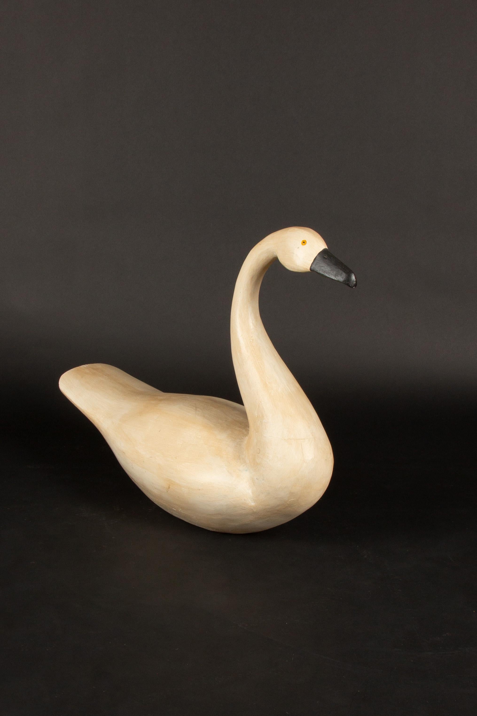 Esca cigno intagliata a mano in stile Folk Art Carved di metà secolo in vendita 2