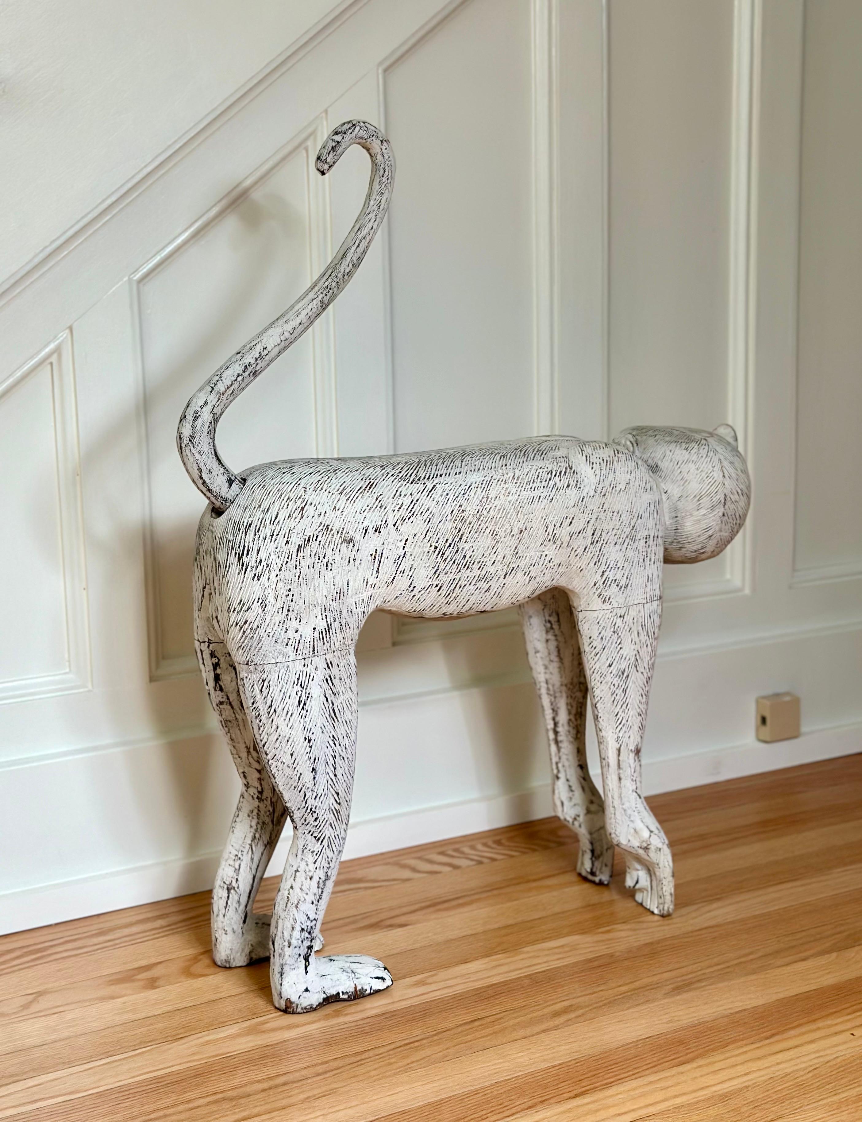 Mid-Century Folk Art Hand-Carved Whitewashed Wooden Monkey Sculpture in vendita 4