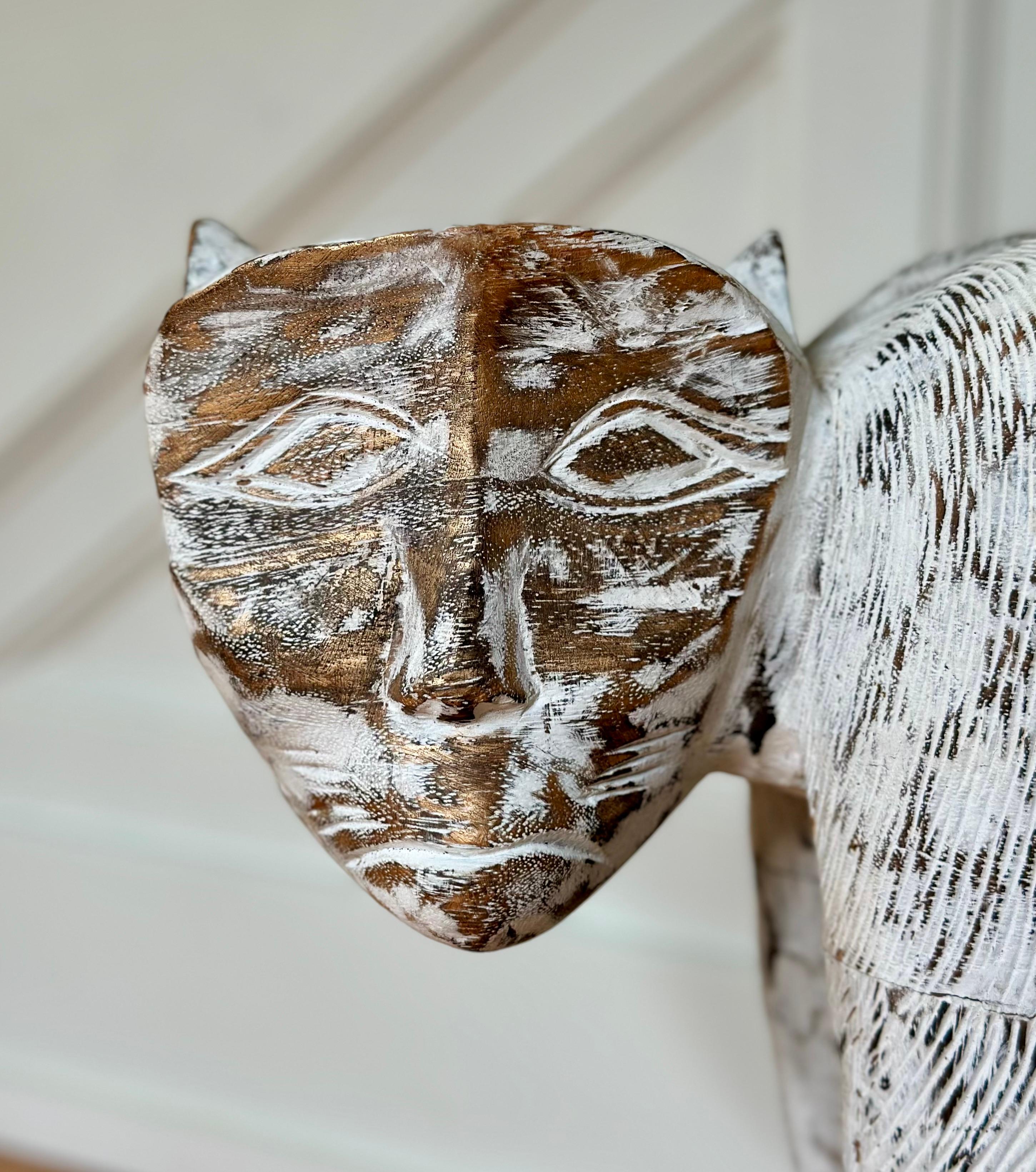 Mid-Century Folk Art Hand-Carved Whitewashed Wooden Monkey Sculpture in vendita 6