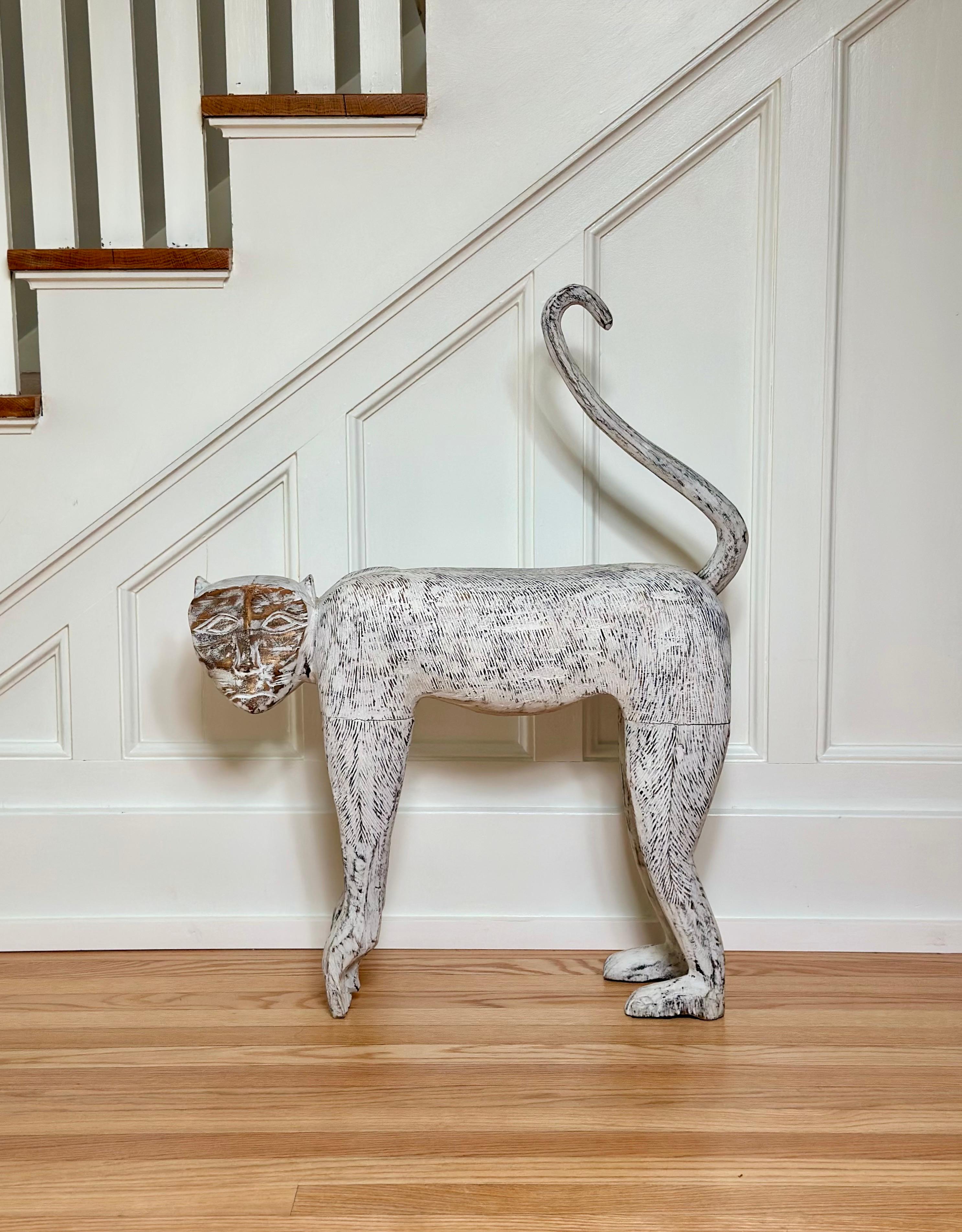 Arte popolare Mid-Century Folk Art Hand-Carved Whitewashed Wooden Monkey Sculpture in vendita