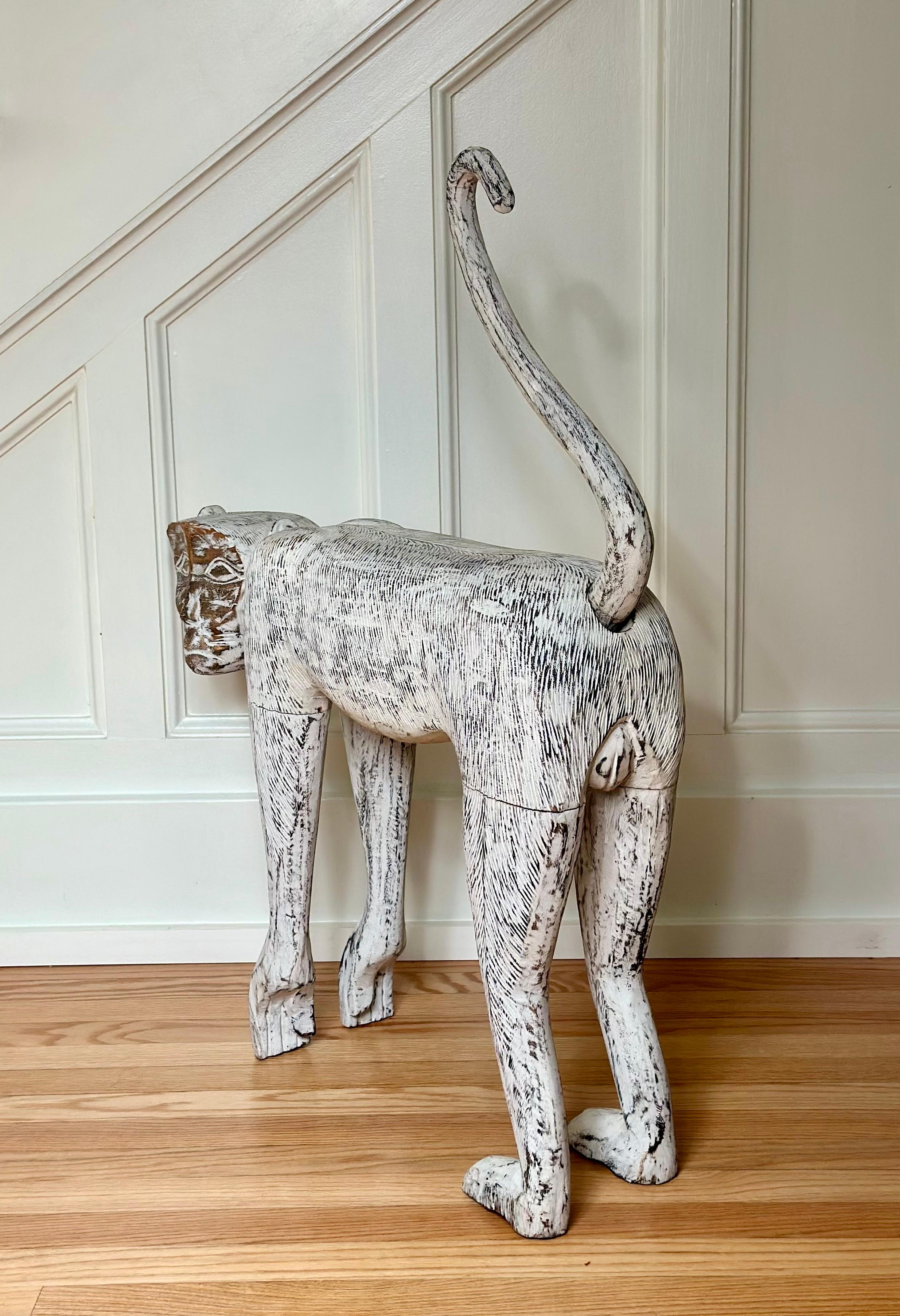 Mid-Century Folk Art Hand-Carved Whitewashed Wooden Monkey Sculpture in vendita 2