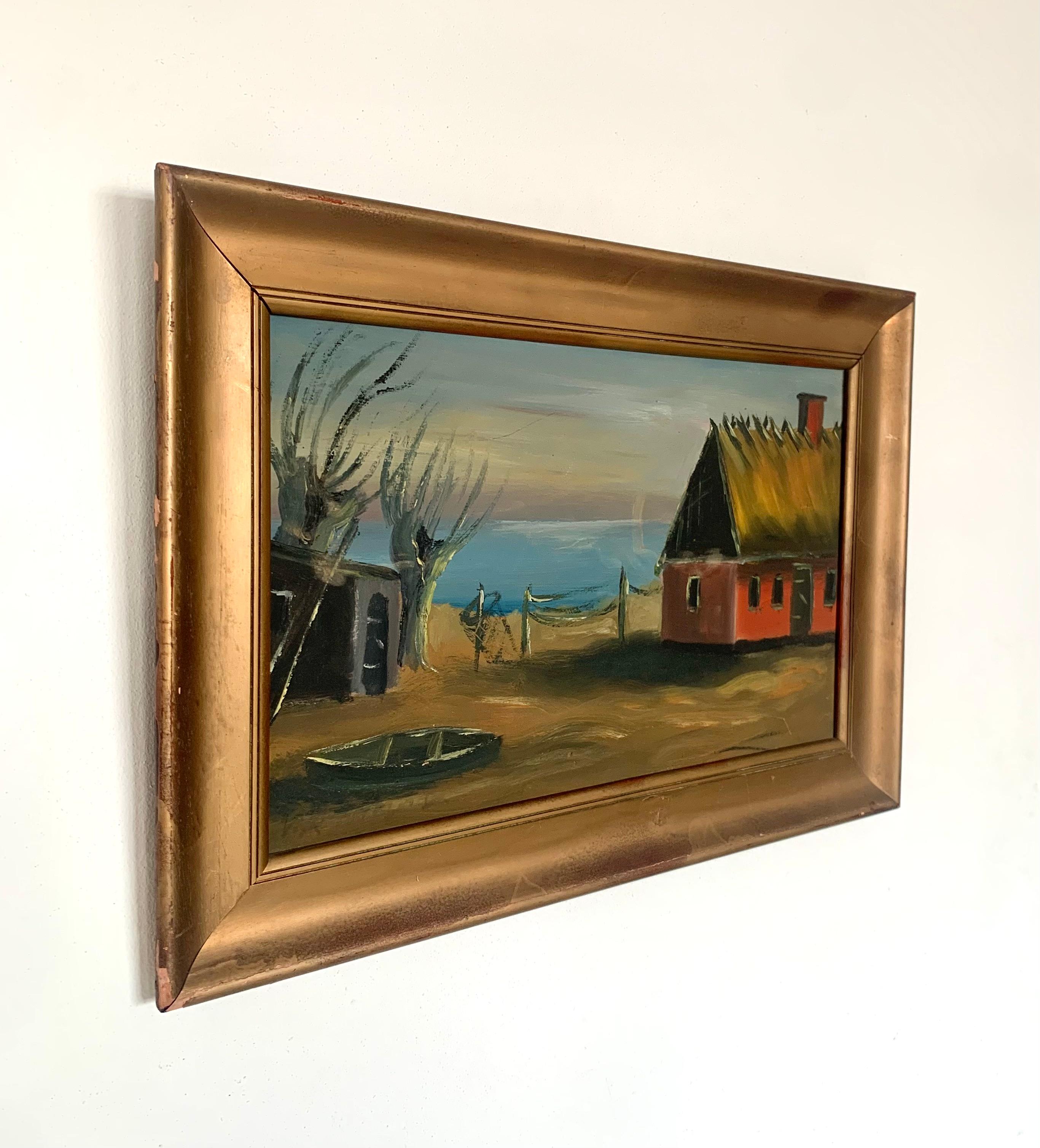 Cuadro original escandinavo vintage al óleo sobre tabla de una casita en un paisaje costero. Los claros colores rojo y azul de la casa y el mar contrastan con los tonos terrosos del entorno. 

La pequeña barca y los aparejos de pesca dan una