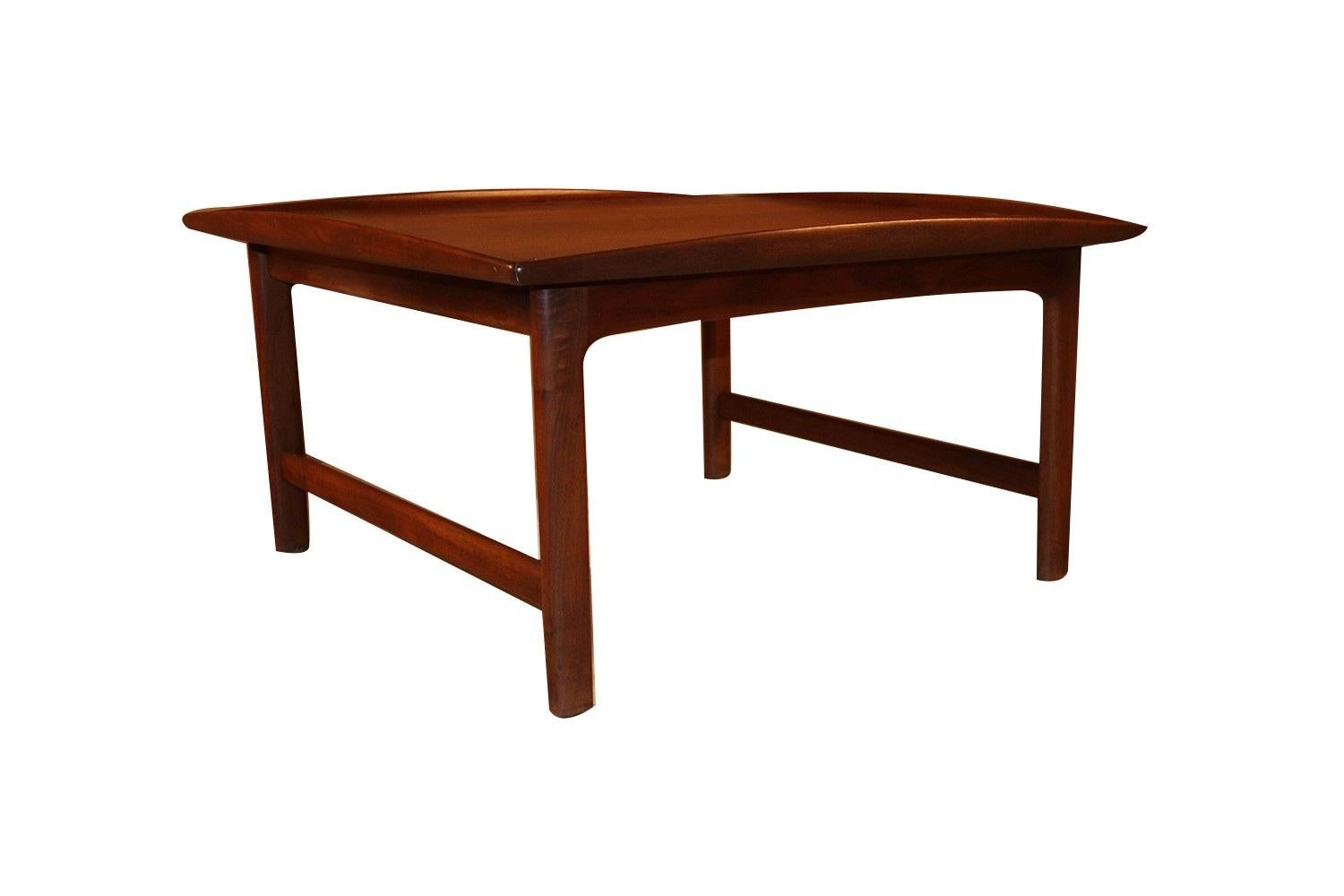 A wonderful turned edge teak coffee table designed by Folke Ohlsson, made by Dux in Sweden. Features a gorgeous wood grain, manufacturer’s name stamped on the underside DUX. This table is exemplary of Danish Modern, Eames era elegance, gorgeous