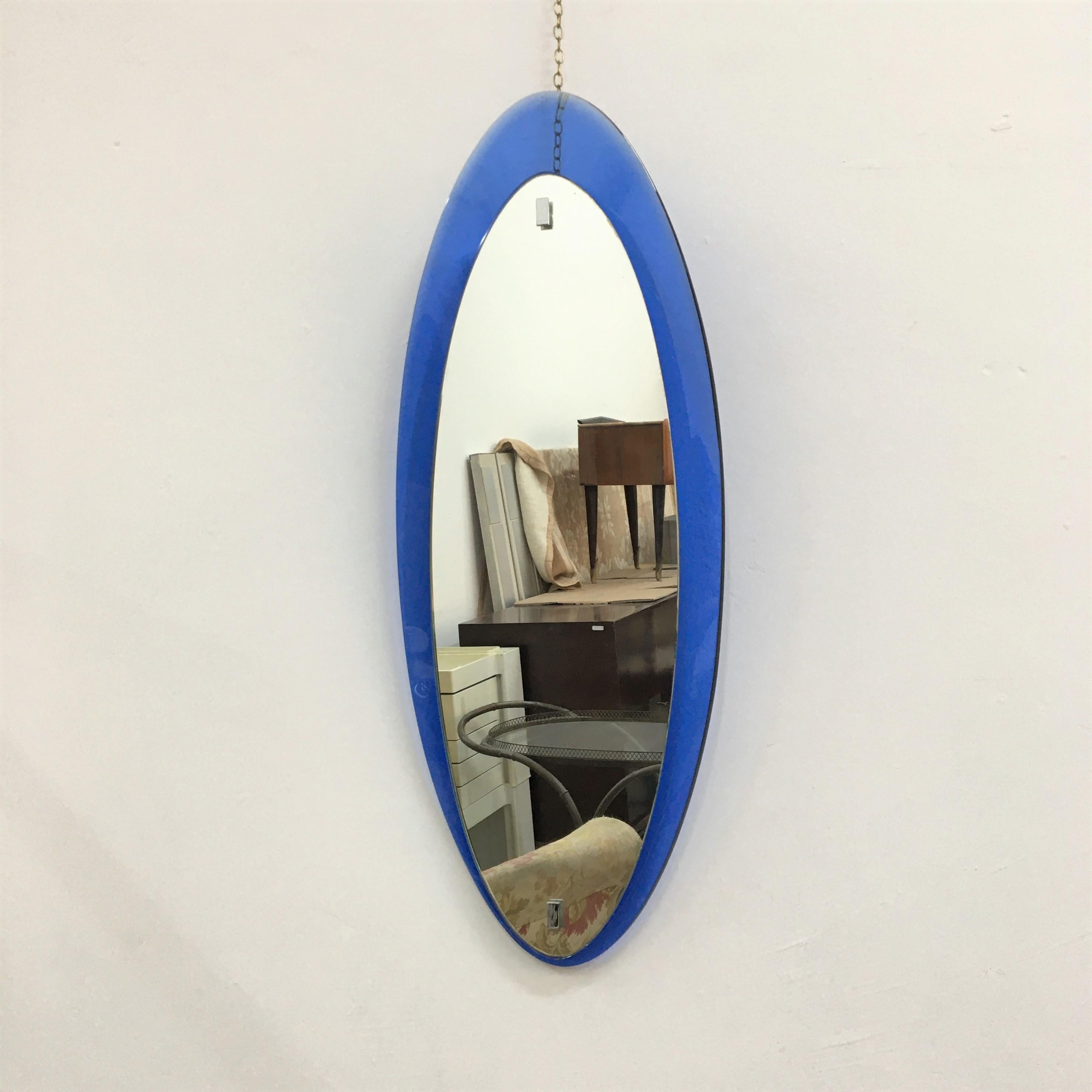 Schöner Spiegel im Stil von Fontana Arte, 1960er Jahre. Sie hat eine ganz besondere schmale ovale Form mit einem blauen Fontana-Rahmen.
Abnutzung im Einklang mit dem Alter und uns.