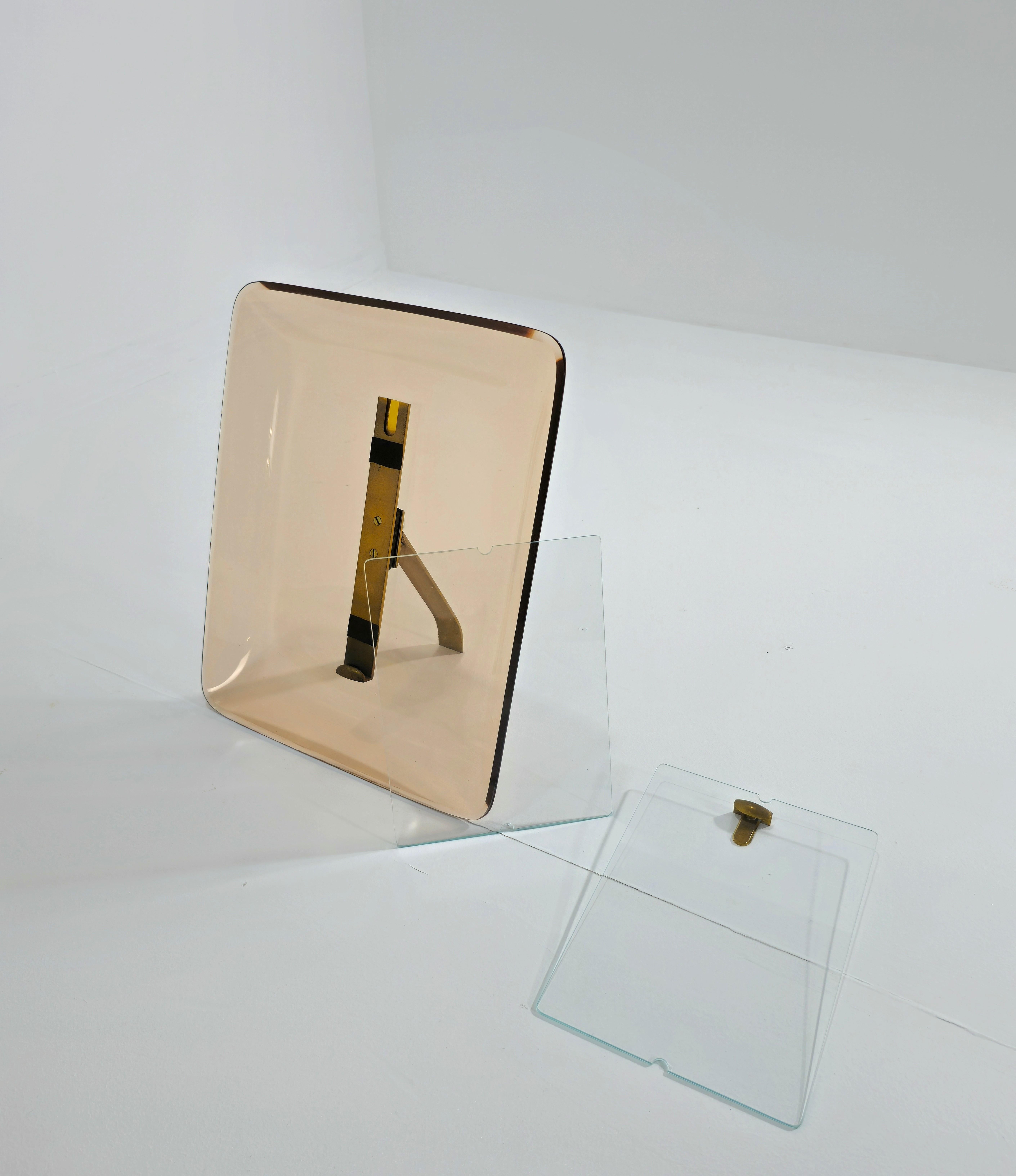 Marco de fotos grande de Fontana Arte, de cristal rosa curvado,forma rectangular con bordes biselados y soporte de latón . Muy fino y elegante.. Por favor, mira atentamente el vídeo y las fotos, gracias.

Peso: 2.980 Kg
Sólo tamaño de foto: