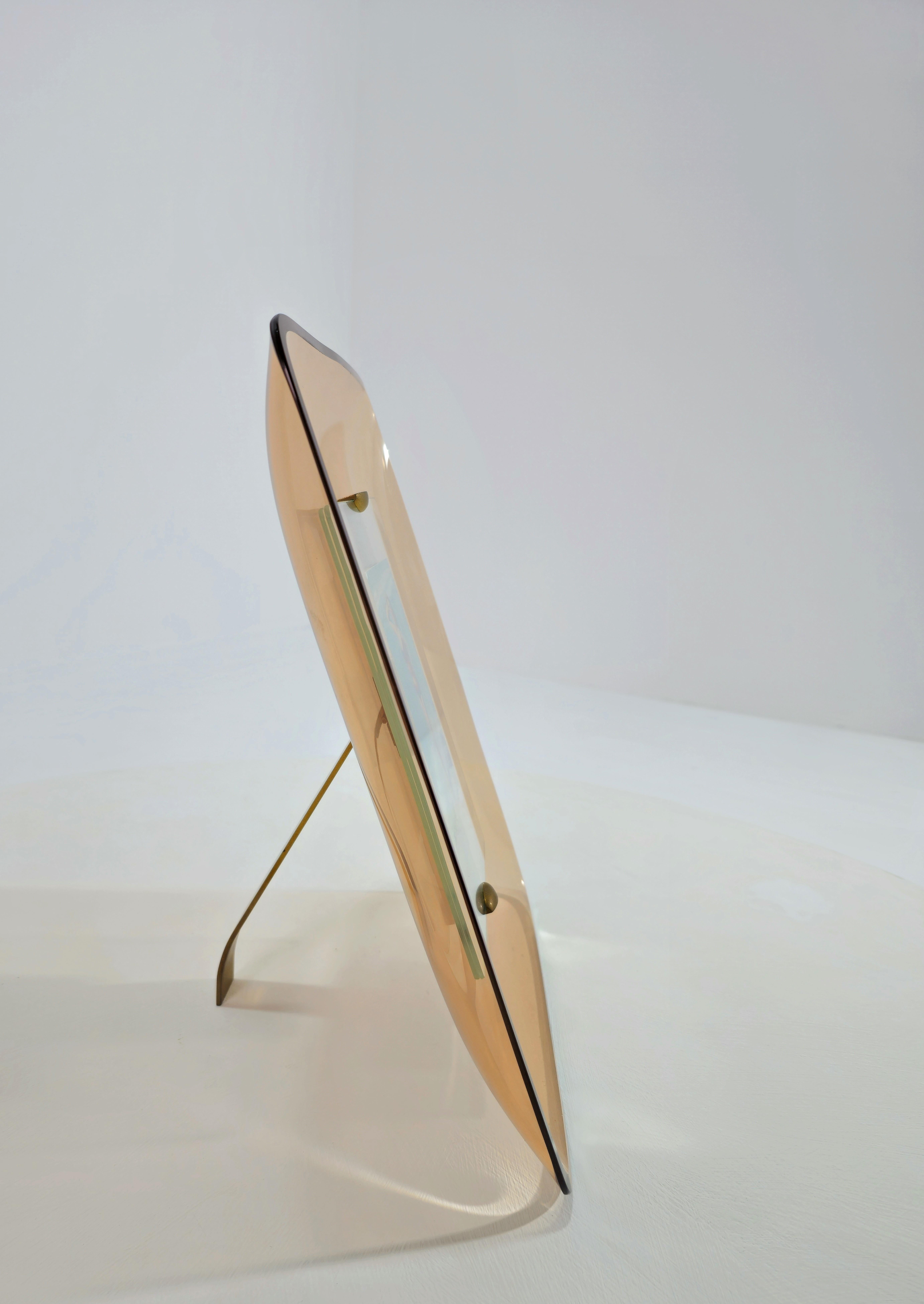 Marco de mediados de siglo Fontana Arte de cristal rosa curvado y latón Italia 50 Latón