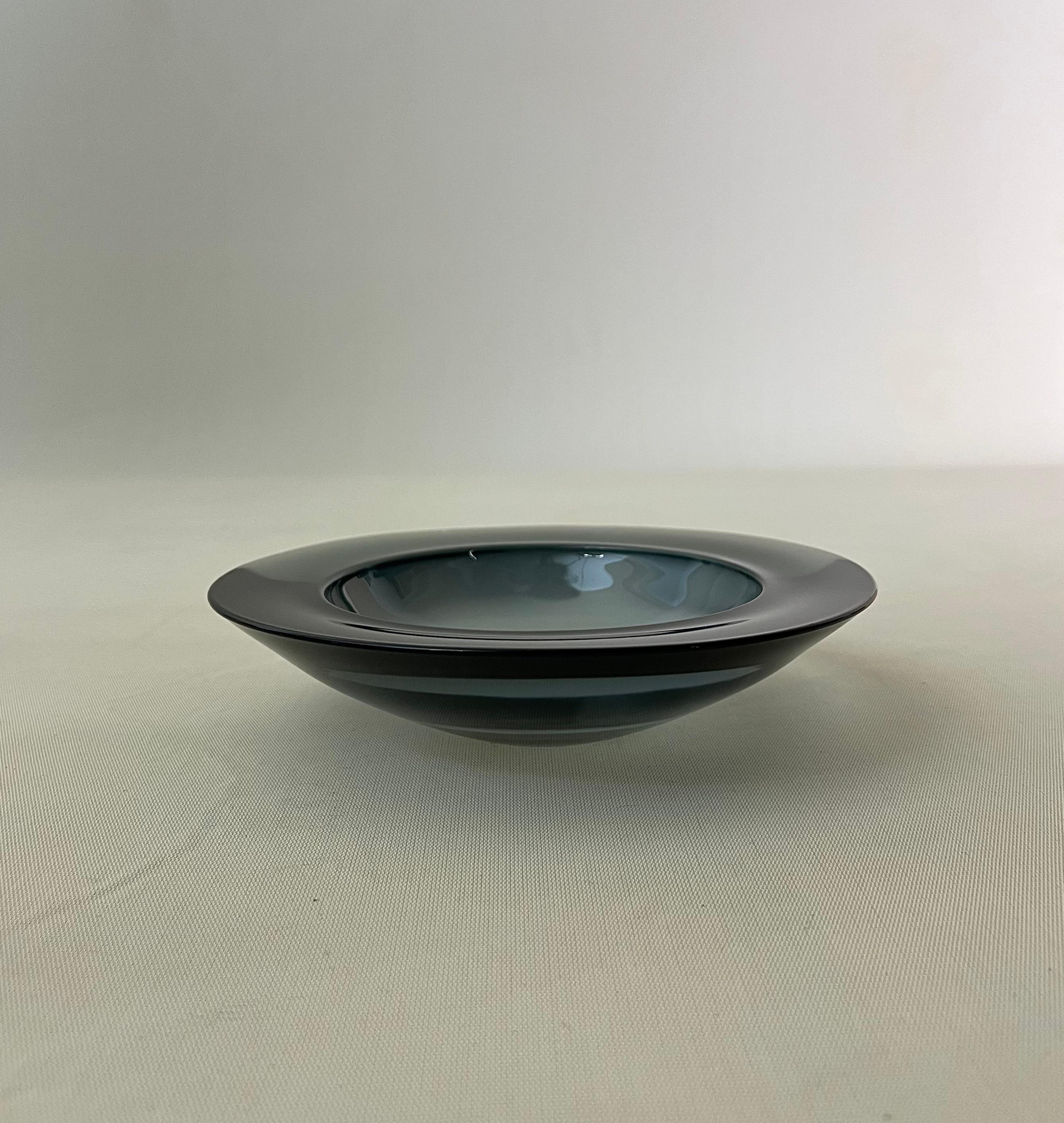 Vide-Poche / Becher Dunkelgraues Murano Glas . Im Stil von Fontana Art Production Zeitraum 1963 . Objekt mit einer gewissen eleganten Linie. Bitte sehen Sie sich das Video und die Fotos sorgfältig an, vielen Dank.

Gewicht: 0,956 kg


HINWEIS: Wir
