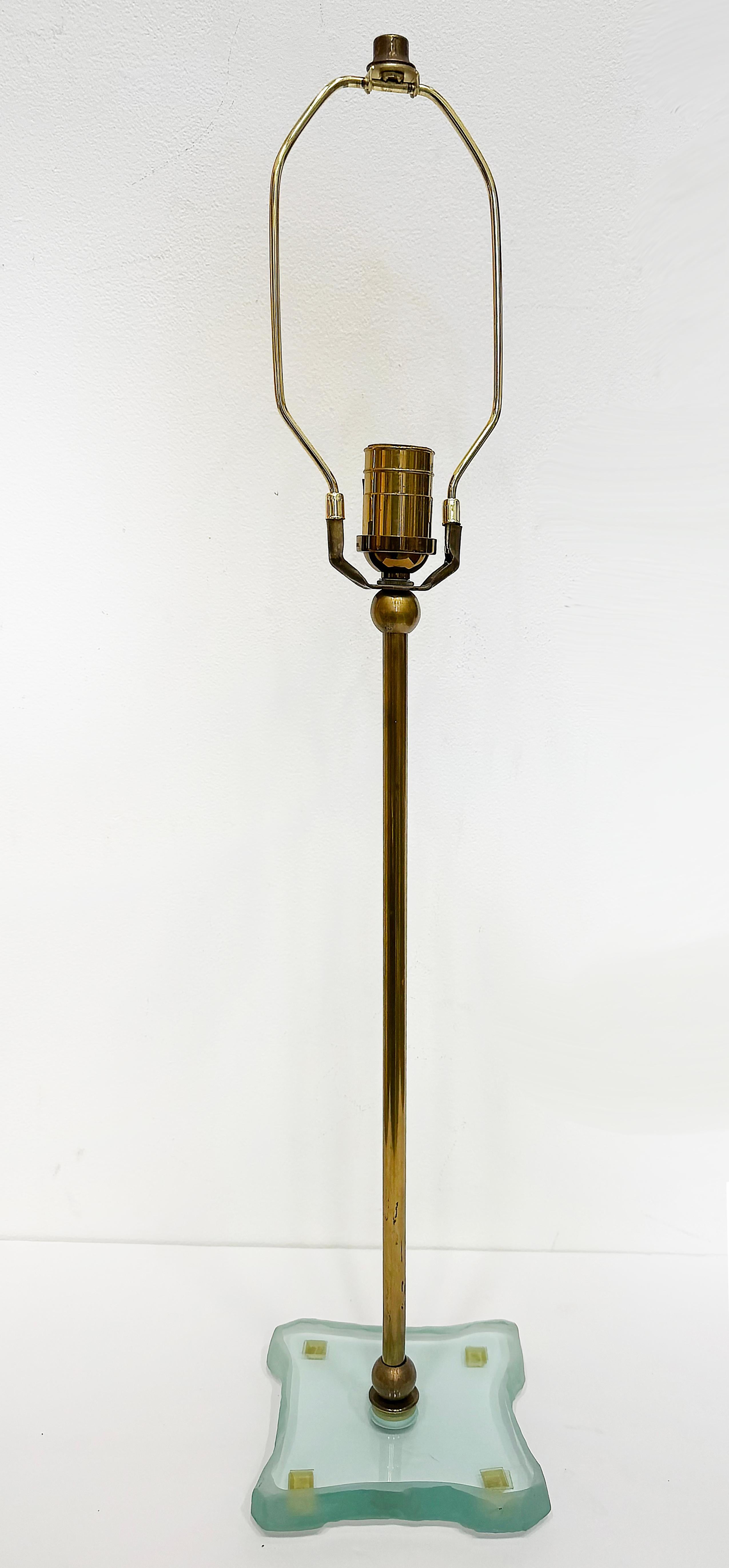 Mid-Century Modern Paire de lampes de table du milieu du siècle de style Fontana Arte avec socles en verre en vente