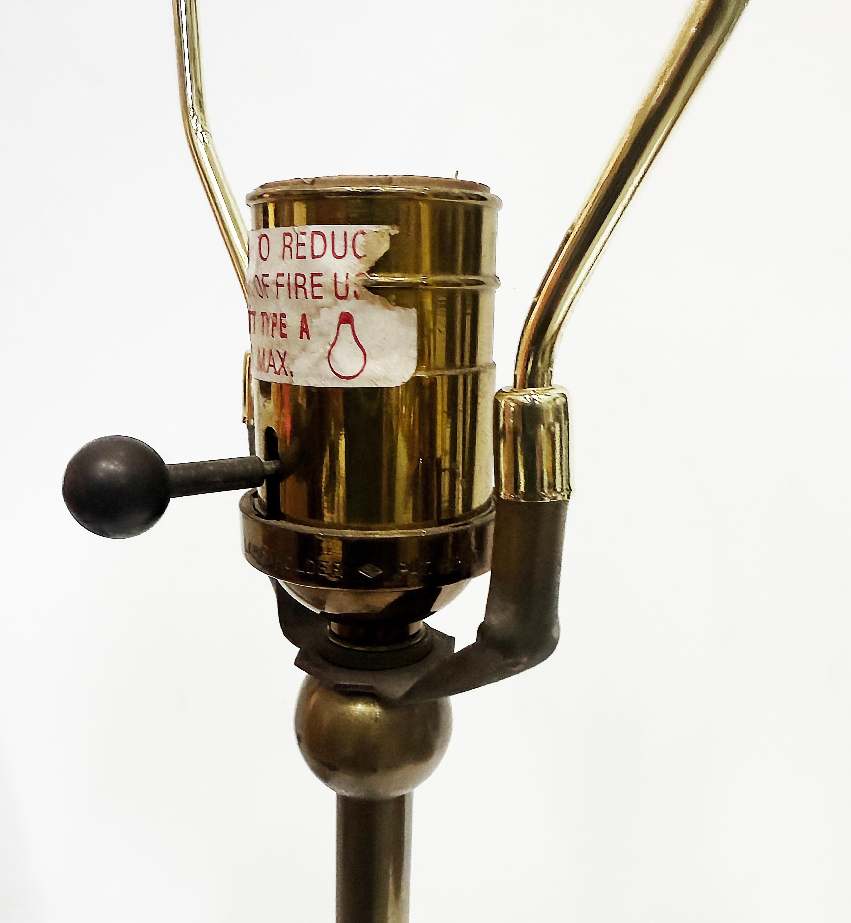 Sculpté à la main Paire de lampes de table du milieu du siècle de style Fontana Arte avec socles en verre en vente