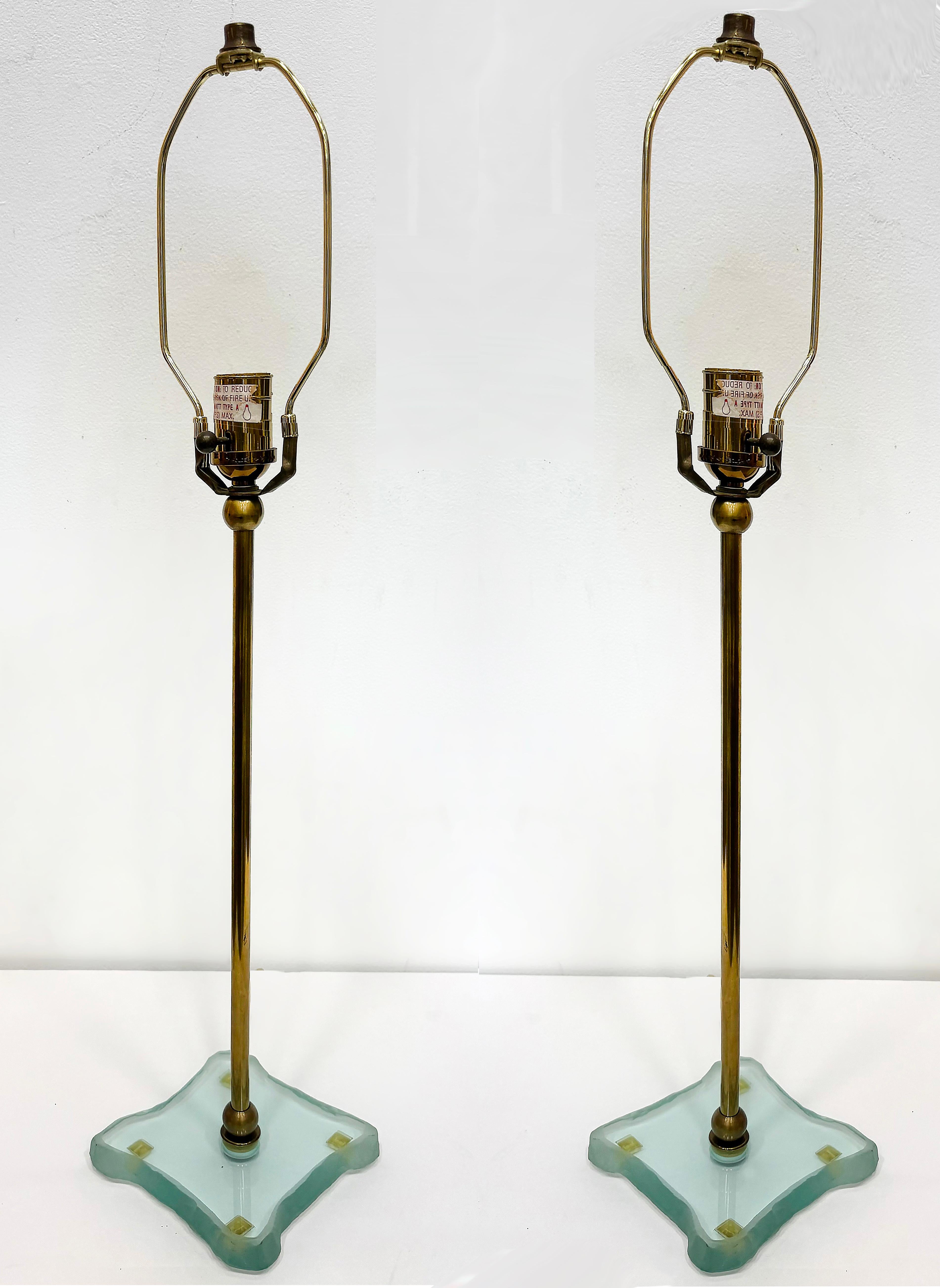20ième siècle Paire de lampes de table du milieu du siècle de style Fontana Arte avec socles en verre en vente