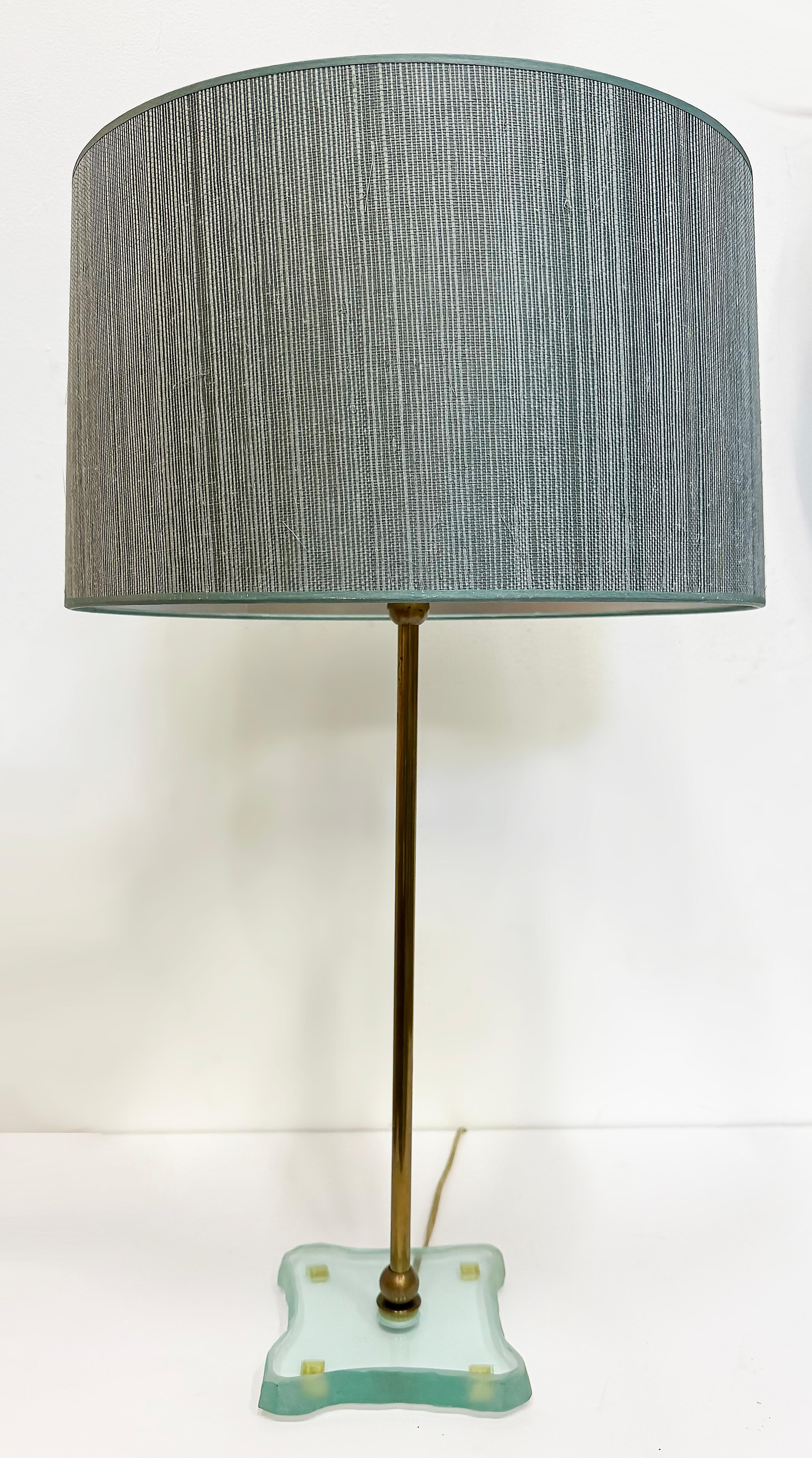 Laiton Paire de lampes de table du milieu du siècle de style Fontana Arte avec socles en verre en vente