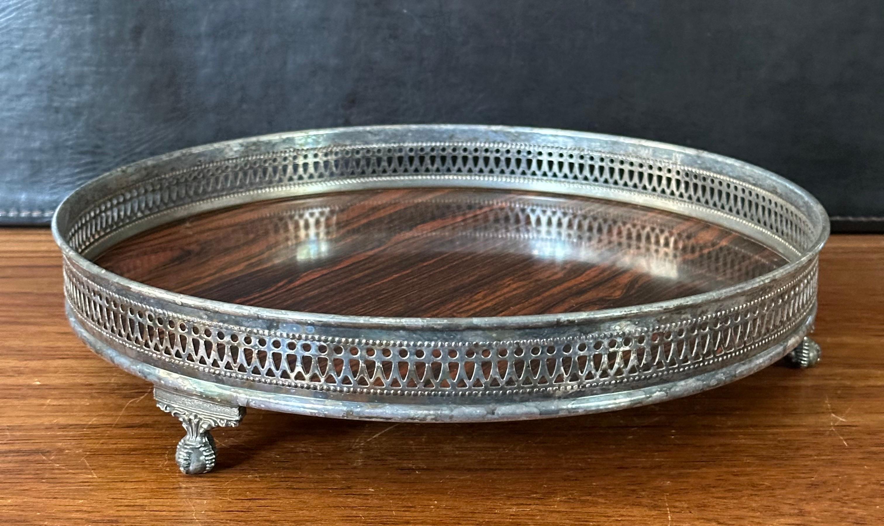 Bandeja con pie de chapa de plata y fórmica de mediados de siglo de Sheffield Silver Co. Estadounidense