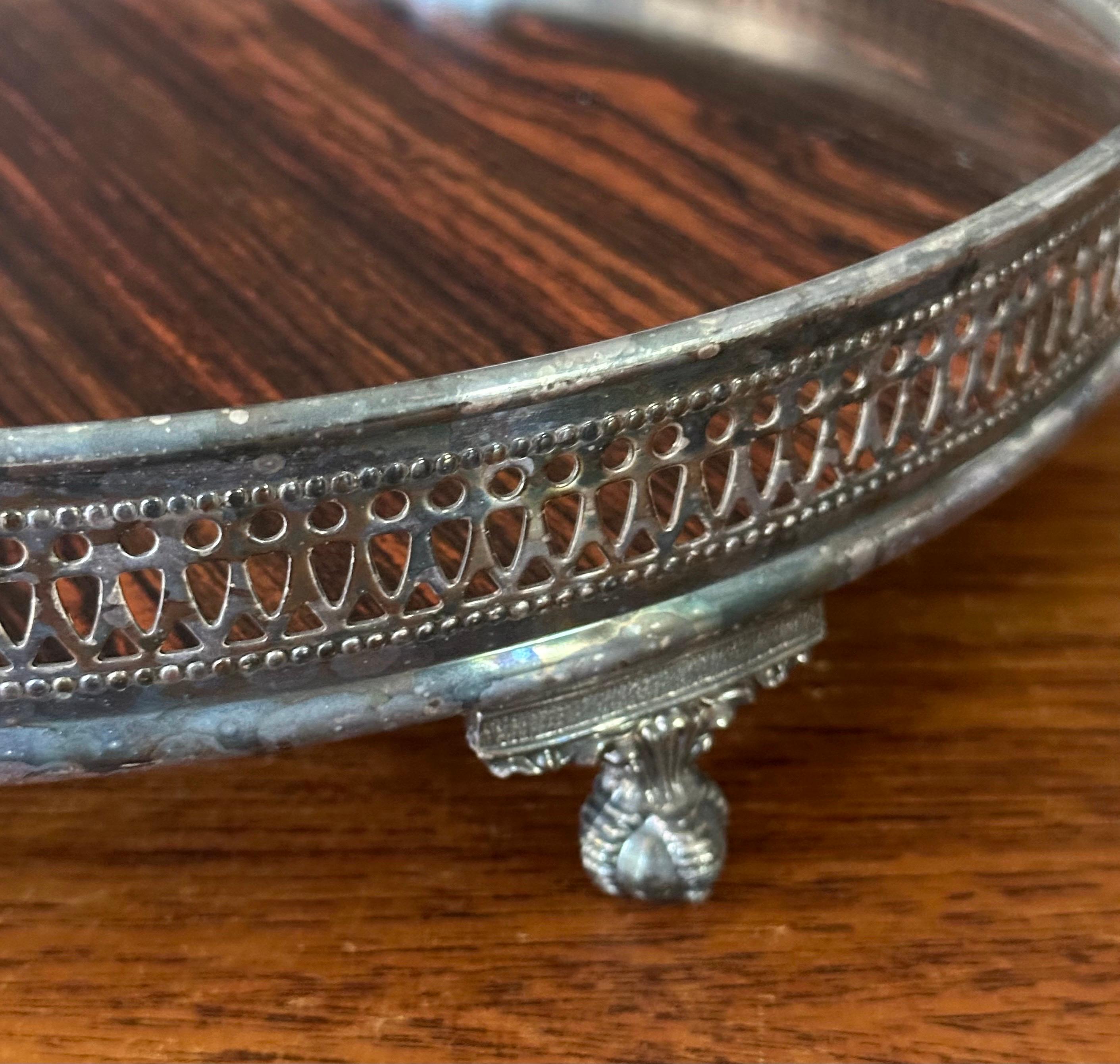 Bandeja con pie de chapa de plata y fórmica de mediados de siglo de Sheffield Silver Co. Chapado en plata