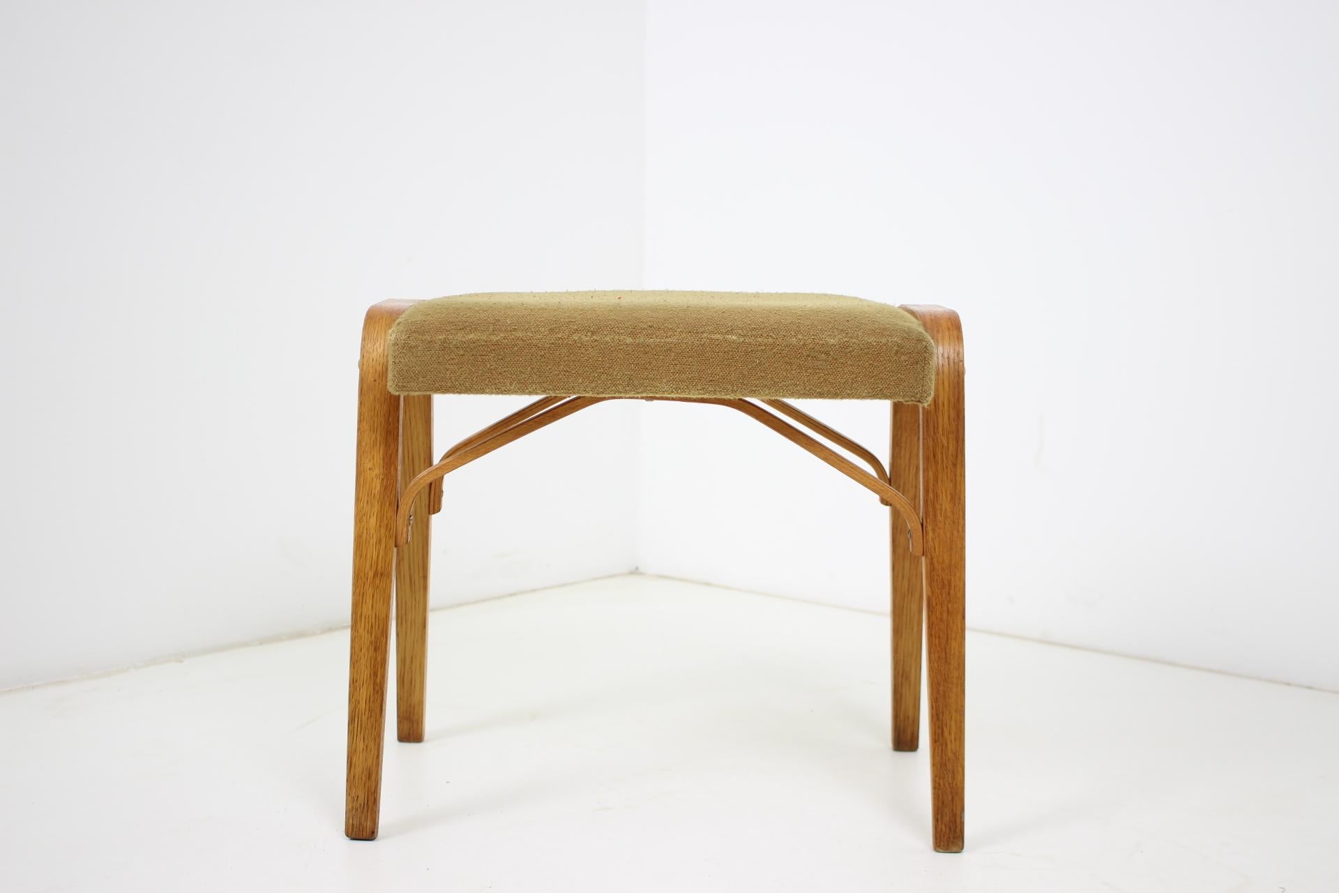 - Prodotto in Cecoslovacchia
- Realizzato in legno e tessuto
- Tappezzeria originale
- Buone condizioni originali.