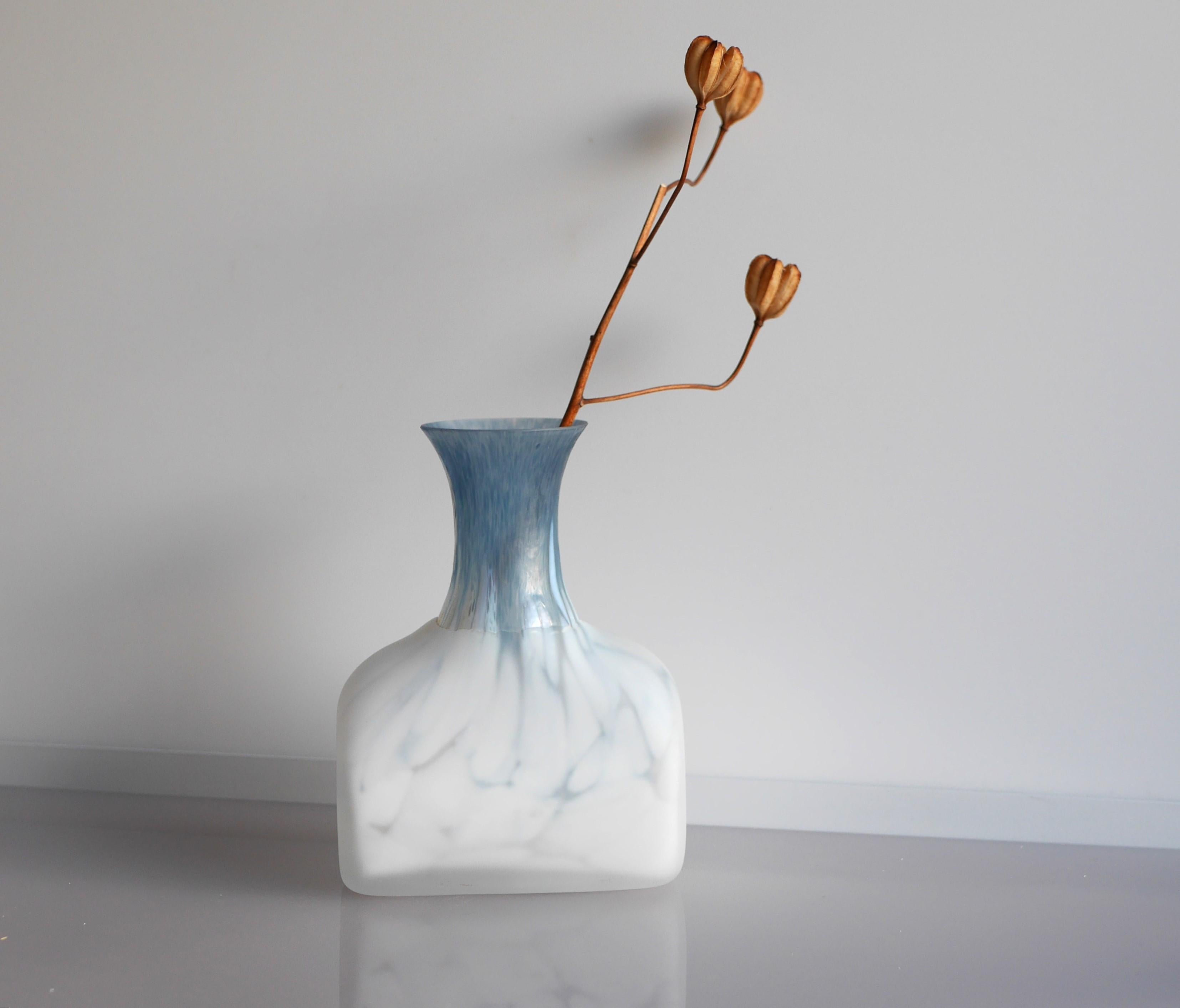 Mid-century modern glass vase design by Monica Backström for Kosta, Sweden For Sale 2