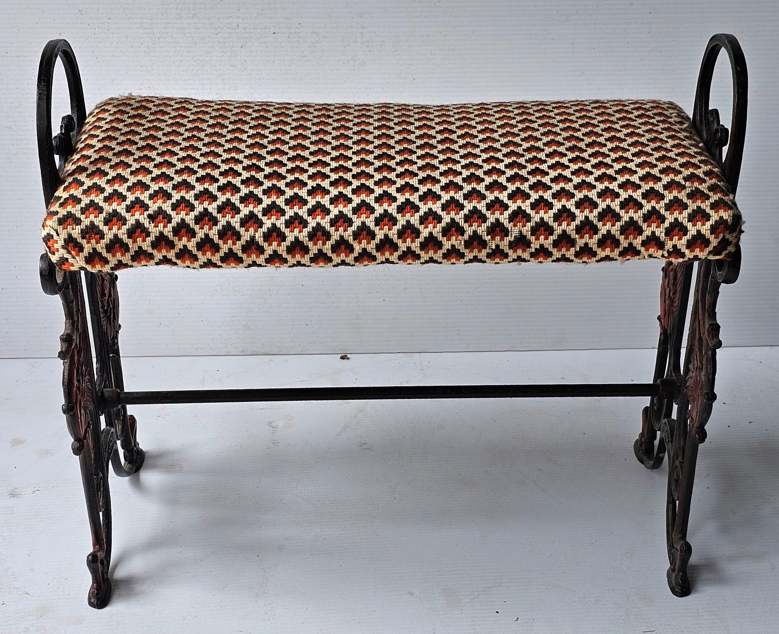 Mid-Century Modern Banc en fonte forgée et siège tapissé du milieu du siècle en vente