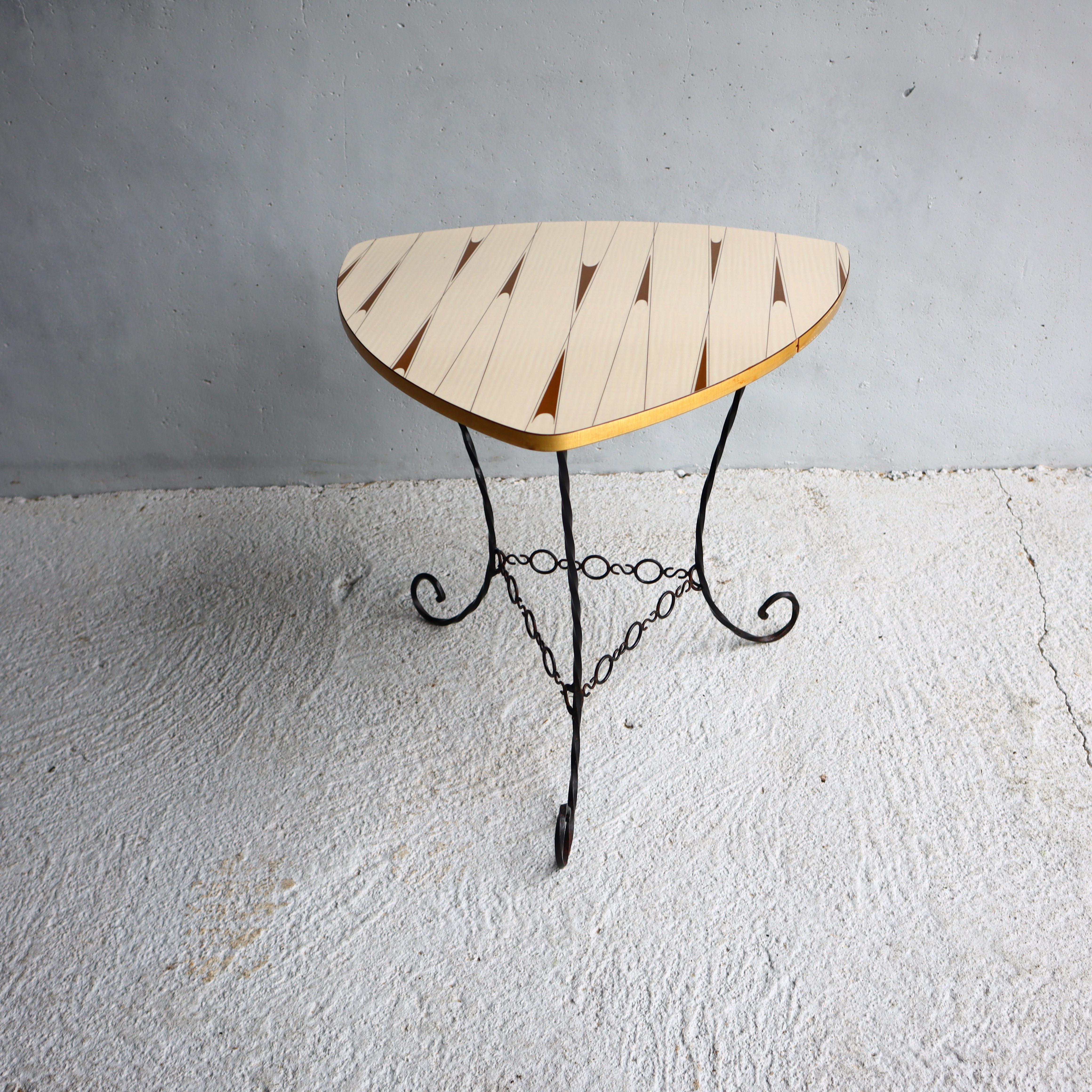 Mid-Century geschmiedet Dreiecksform Couchtisch - Formica Beistelltisch 50s im Angebot 3